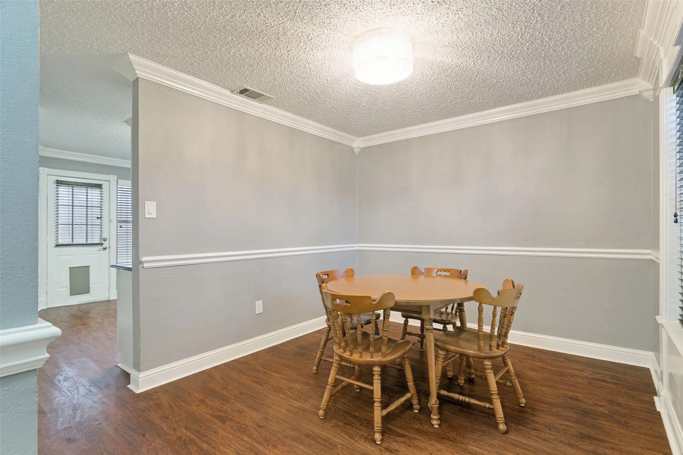 Single Family Residence For Sale in Denton County , 1754 Circle Creek Drive, Lewisville, Texas 75067, 4 Bedroom, 3 Bathroom, 2 Garage spaces, 1,750 Sqft, built in 1992, mls#21365814, Real Estate Agent in Lewisville, Homes For Sale in Denton county, Homes For Sale in Lewisville, Realtor in Lewisville Texas, Real Estate Brokerage Independent Realty Texas, Luminita Cordes Realtor