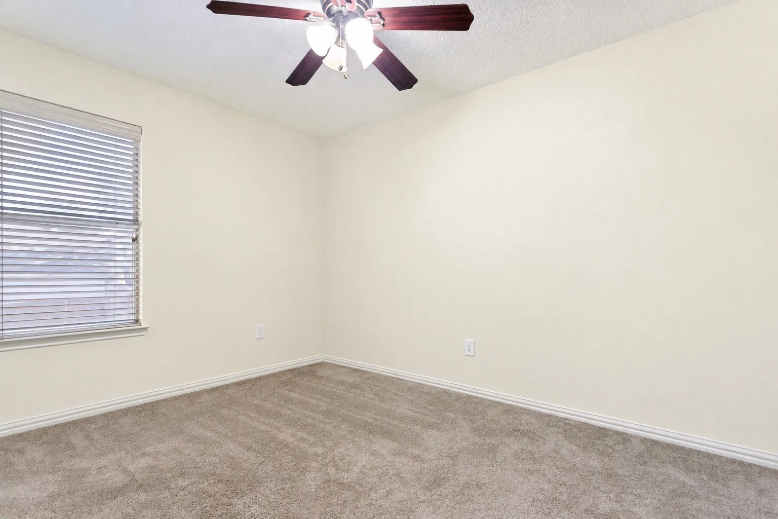 Single Family Residence For Sale in Denton County , 1754 Circle Creek Drive, Lewisville, Texas 75067, 4 Bedroom, 3 Bathroom, 2 Garage spaces, 1,750 Sqft, built in 1992, mls#21365814, Real Estate Agent in Lewisville, Homes For Sale in Denton county, Homes For Sale in Lewisville, Realtor in Lewisville Texas, Real Estate Brokerage Independent Realty Texas, Luminita Cordes Realtor