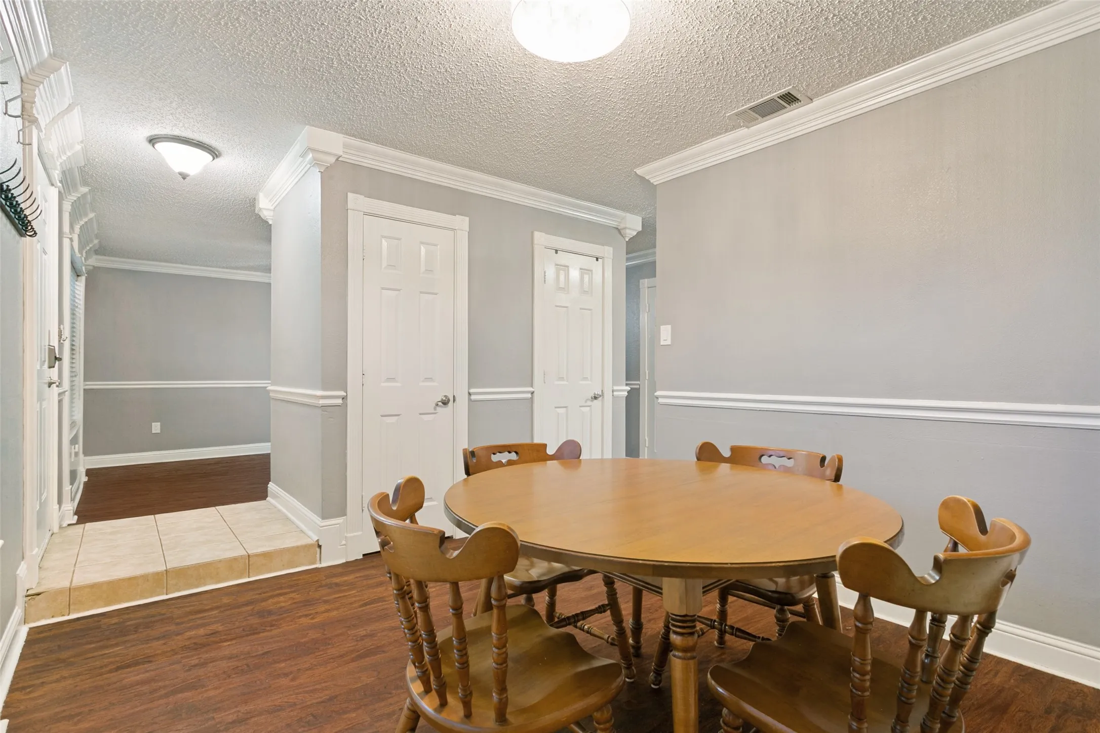 Single Family Residence For Sale in Denton County , 1754 Circle Creek Drive, Lewisville, Texas 75067, 4 Bedroom, 3 Bathroom, 2 Garage spaces, 1,750 Sqft, built in 1992, mls#21365814, Real Estate Agent in Lewisville, Homes For Sale in Denton county, Homes For Sale in Lewisville, Realtor in Lewisville Texas, Real Estate Brokerage Independent Realty Texas, Luminita Cordes Realtor