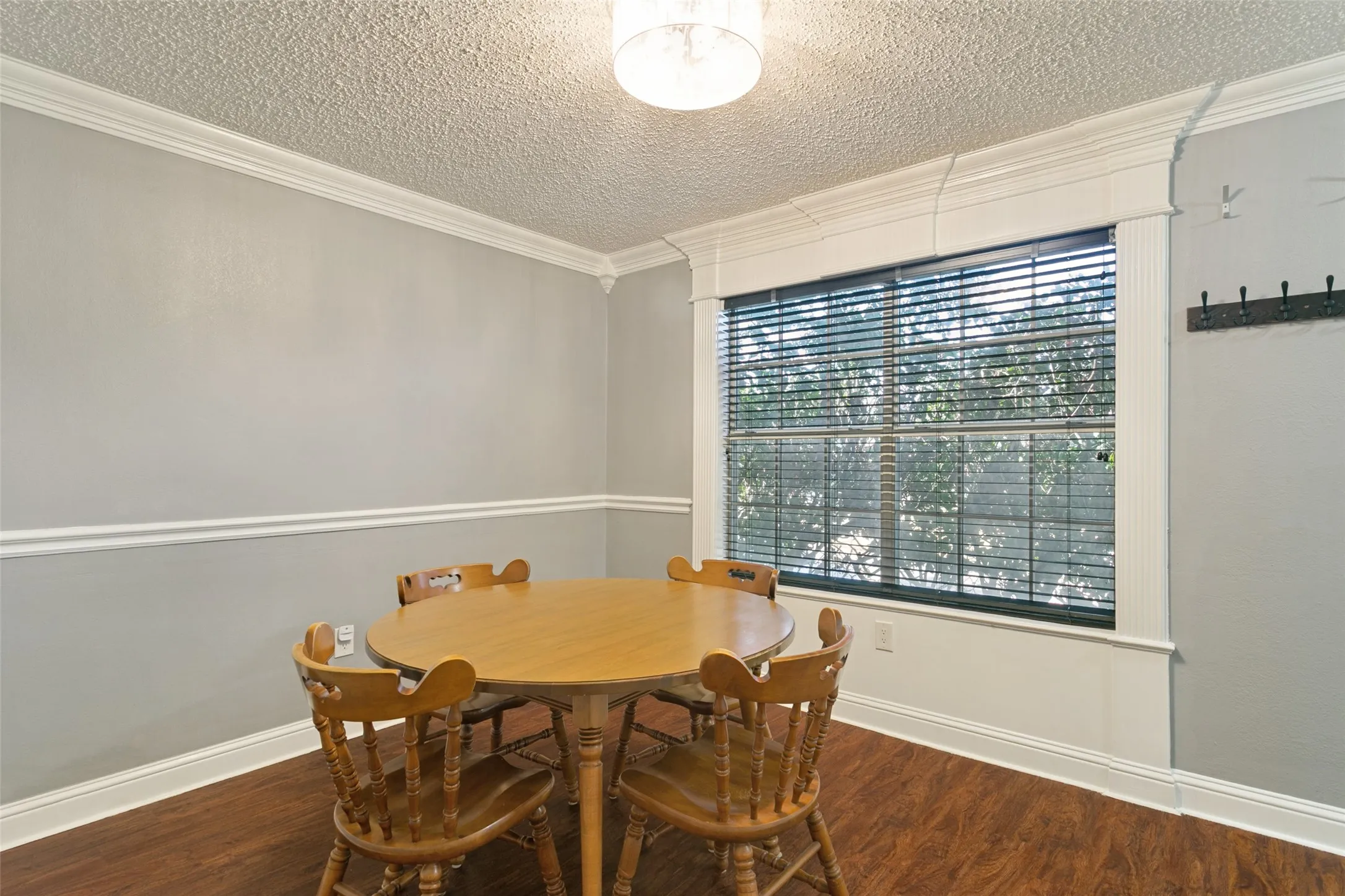 Single Family Residence For Sale in Denton County , 1754 Circle Creek Drive, Lewisville, Texas 75067, 4 Bedroom, 3 Bathroom, 2 Garage spaces, 1,750 Sqft, built in 1992, mls#21365814, Real Estate Agent in Lewisville, Homes For Sale in Denton county, Homes For Sale in Lewisville, Realtor in Lewisville Texas, Real Estate Brokerage Independent Realty Texas, Luminita Cordes Realtor