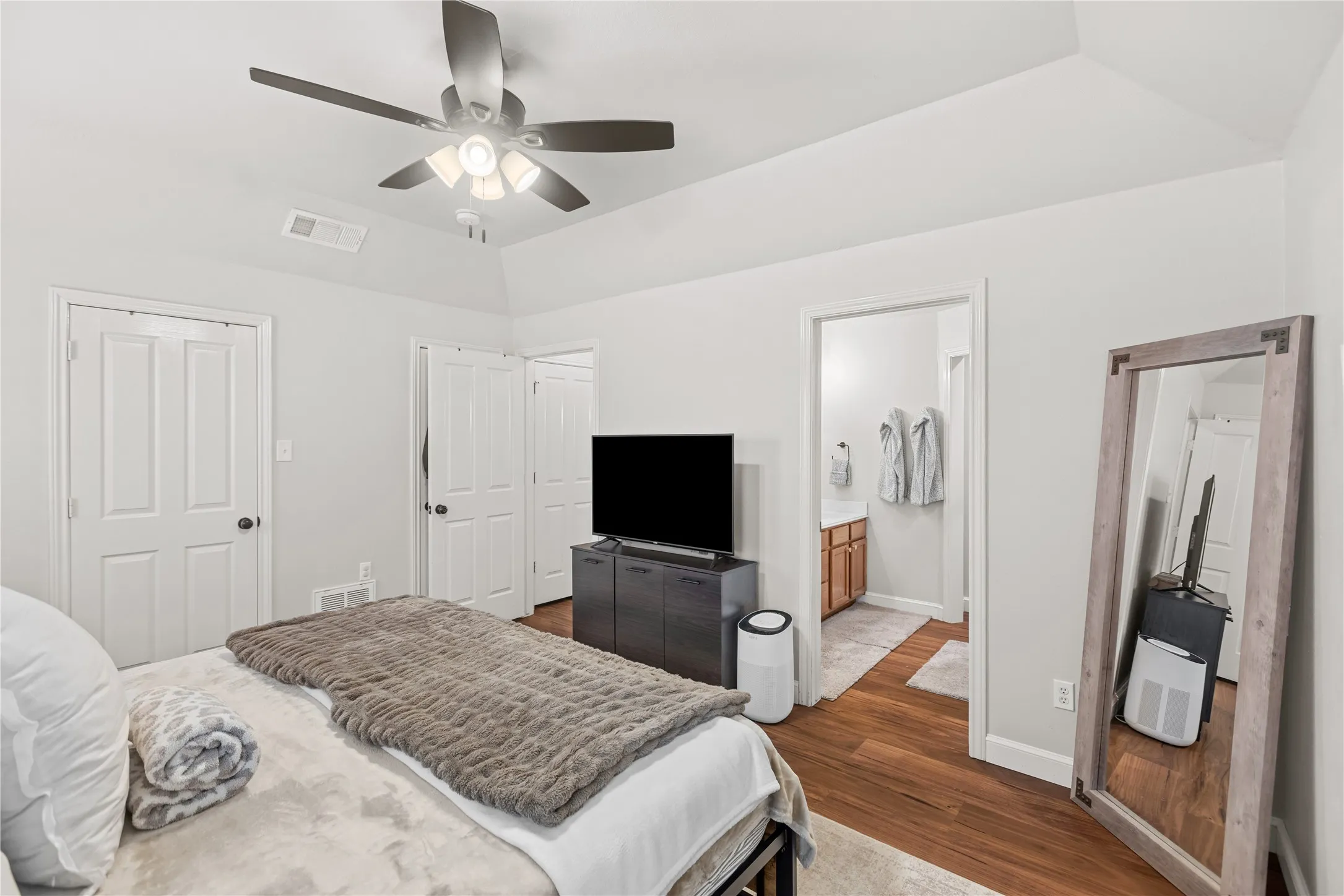 Single Family Residence For Sale in Grayson County , 301 S Porch Street, Tioga, Texas 76271, 3 Bedroom, 2 Bathroom, 2 Garage spaces, 1,416 Sqft, built in 1999, mls#21365820, Real Estate Agent in Tioga, Homes For Sale in Grayson county, Homes For Sale in Tioga, Realtor in Tioga Texas, Real Estate Brokerage Independent Realty Texas, Luminita Cordes Realtor