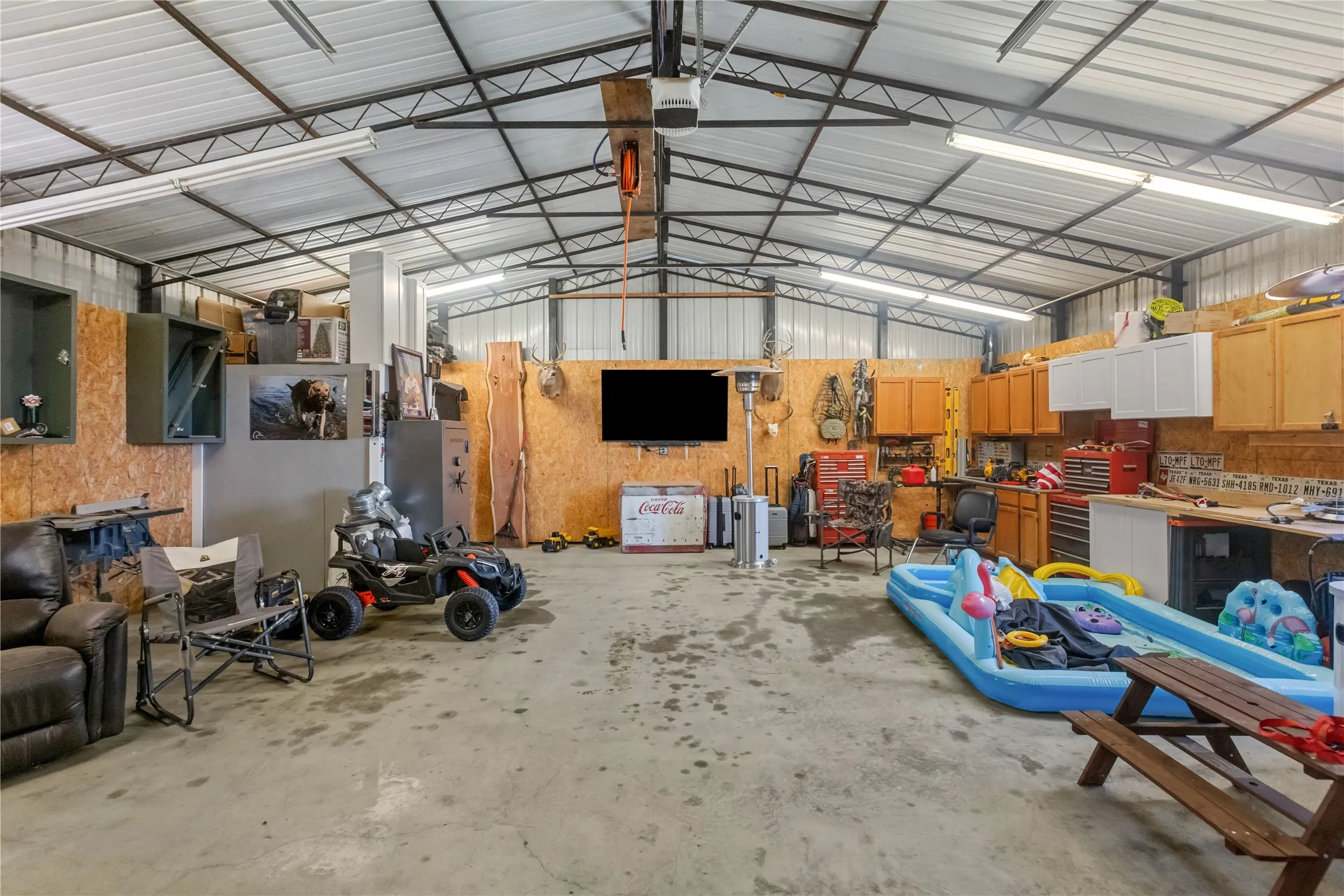 Large workshop with electricity, providing an ideal space for hobbies, equipment, or work projects.