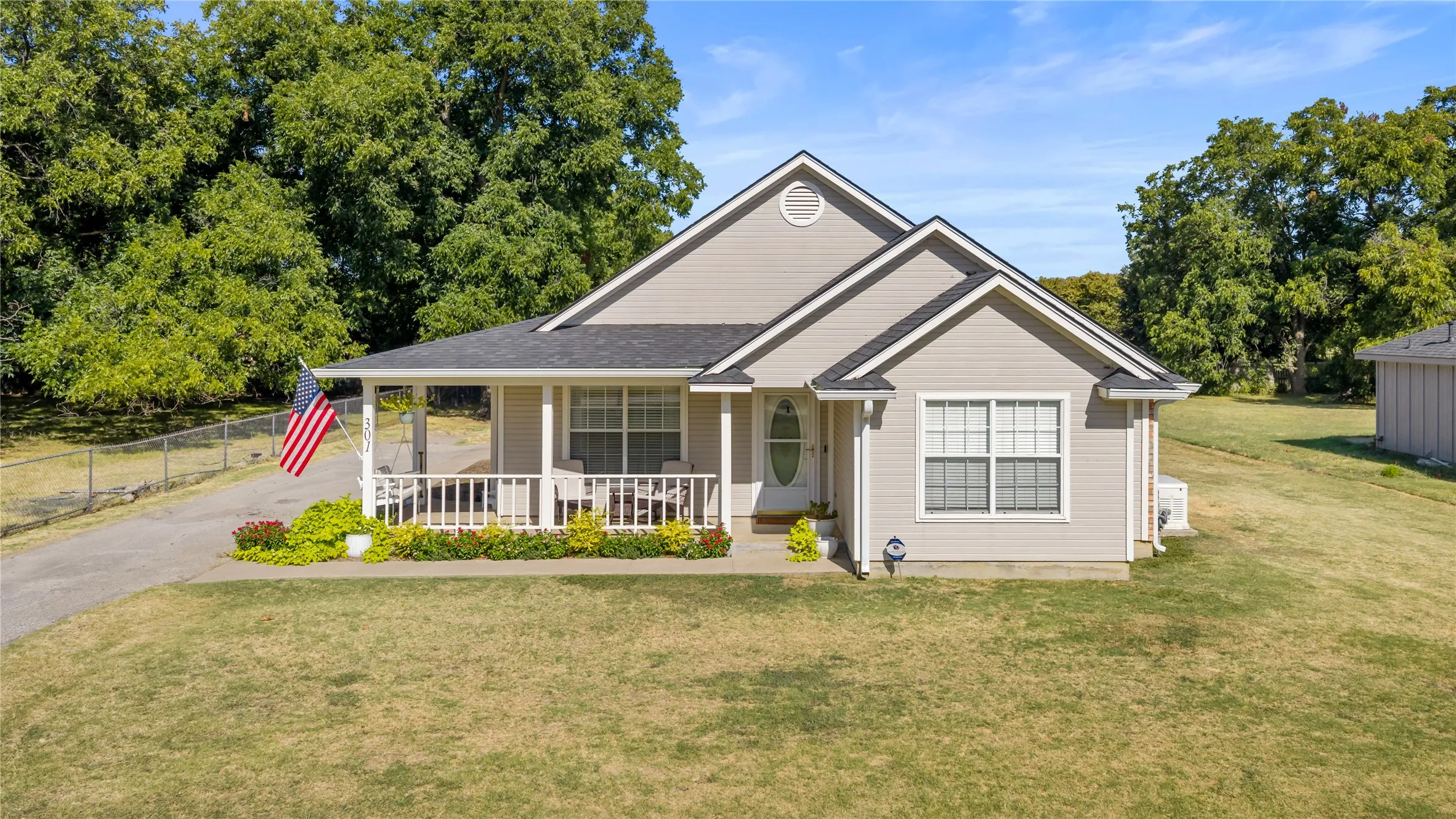 Single Family Residence For Sale in Grayson County , 301 S Porch Street, Tioga, Texas 76271, 3 Bedroom, 2 Bathroom, 2 Garage spaces, 1,416 Sqft, built in 1999, mls#21365820, Real Estate Agent in Tioga, Homes For Sale in Grayson county, Homes For Sale in Tioga, Realtor in Tioga Texas, Real Estate Brokerage Independent Realty Texas, Luminita Cordes Realtor