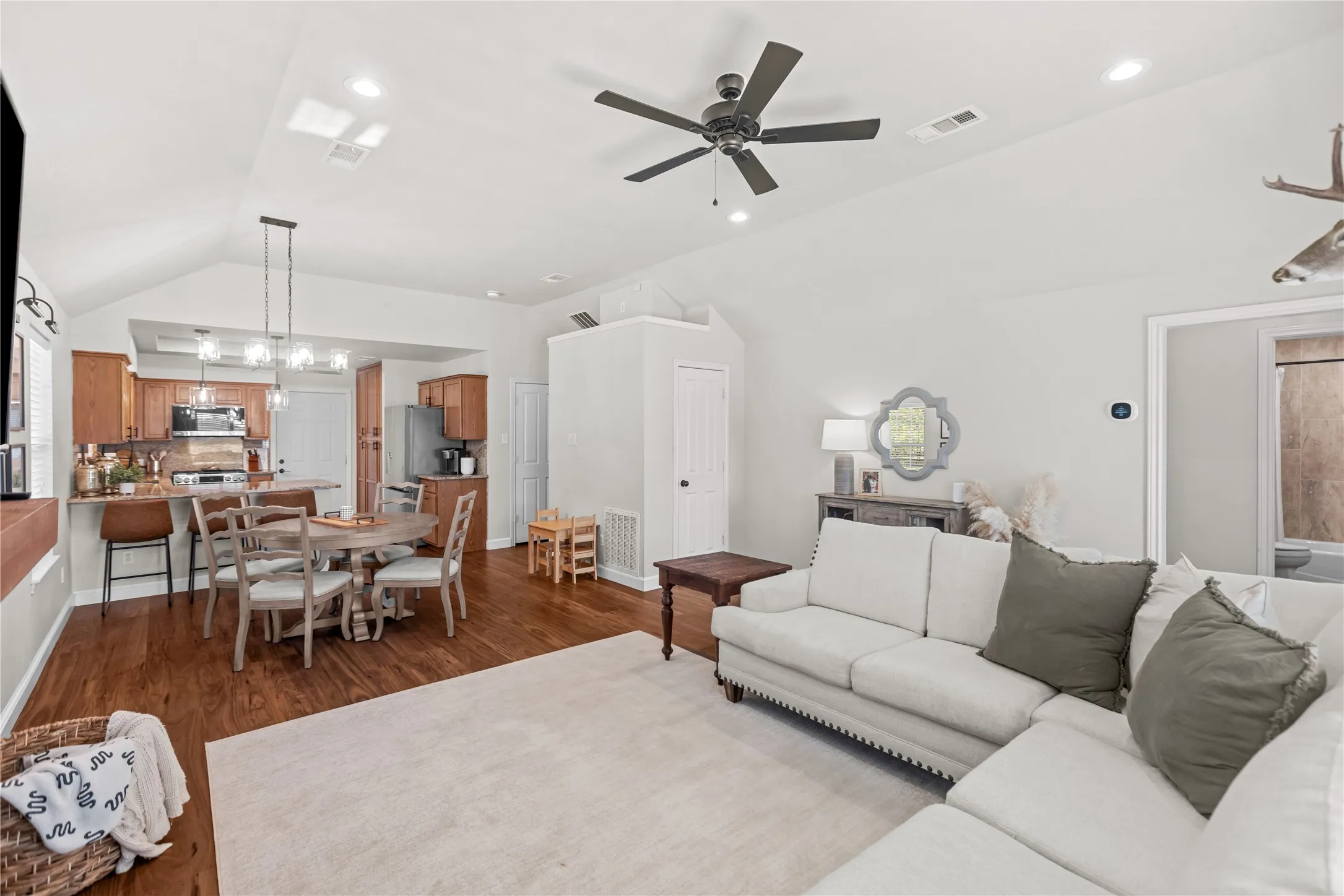 Single Family Residence For Sale in Grayson County , 301 S Porch Street, Tioga, Texas 76271, 3 Bedroom, 2 Bathroom, 2 Garage spaces, 1,416 Sqft, built in 1999, mls#21365820, Real Estate Agent in Tioga, Homes For Sale in Grayson county, Homes For Sale in Tioga, Realtor in Tioga Texas, Real Estate Brokerage Independent Realty Texas, Luminita Cordes Realtor