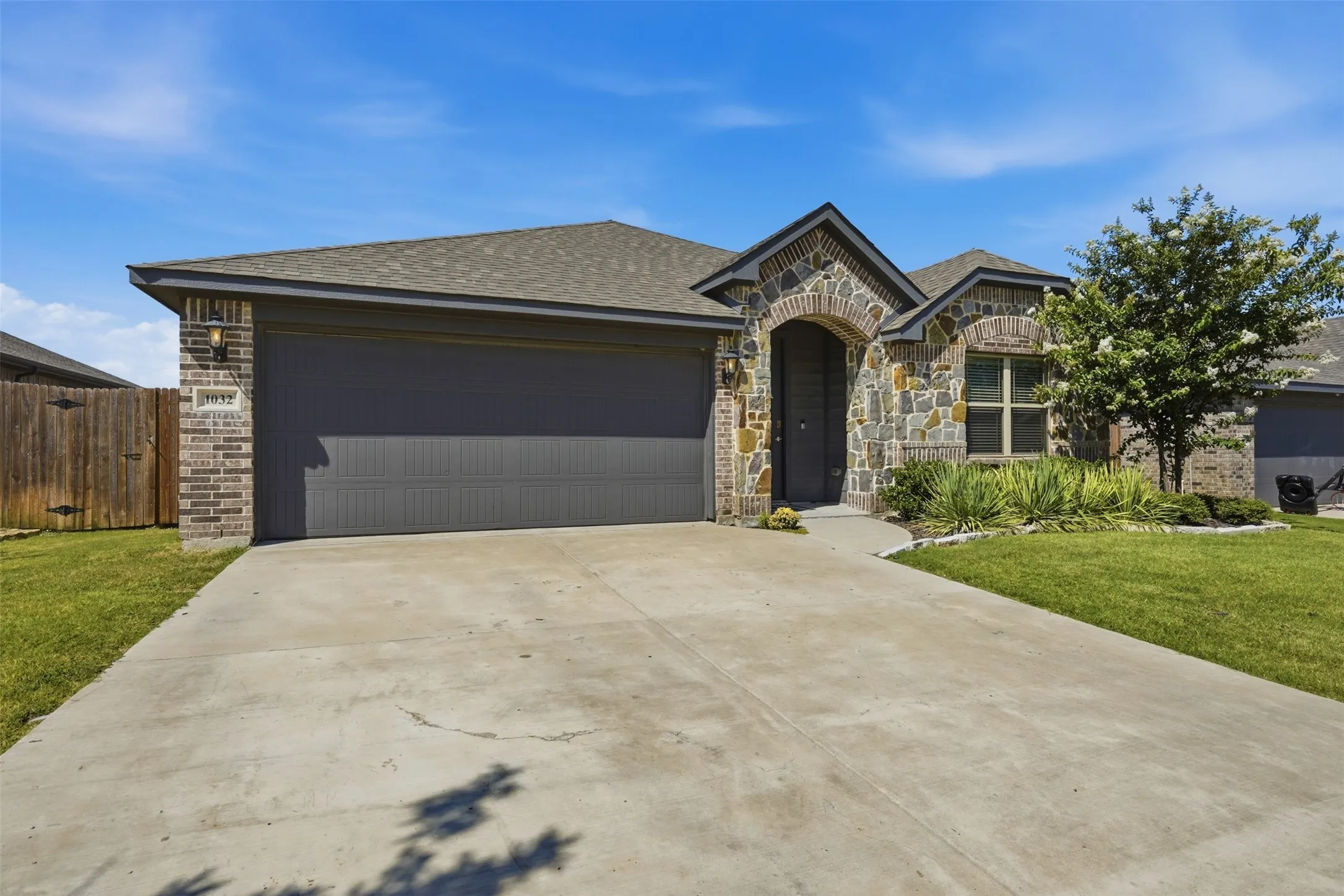 Single Family Residence For Sale in Johnson County , 1032 Fairfax Drive, Godley, Texas 76044, 3 Bedroom, 2 Bathroom, 2 Garage spaces, 1,672 Sqft, built in 2020, mls#21360615, Real Estate Agent in Godley, Homes For Sale in Johnson county, Homes For Sale in Godley, Realtor in Godley Texas, Real Estate Brokerage Independent Realty Texas, Luminita Cordes Realtor