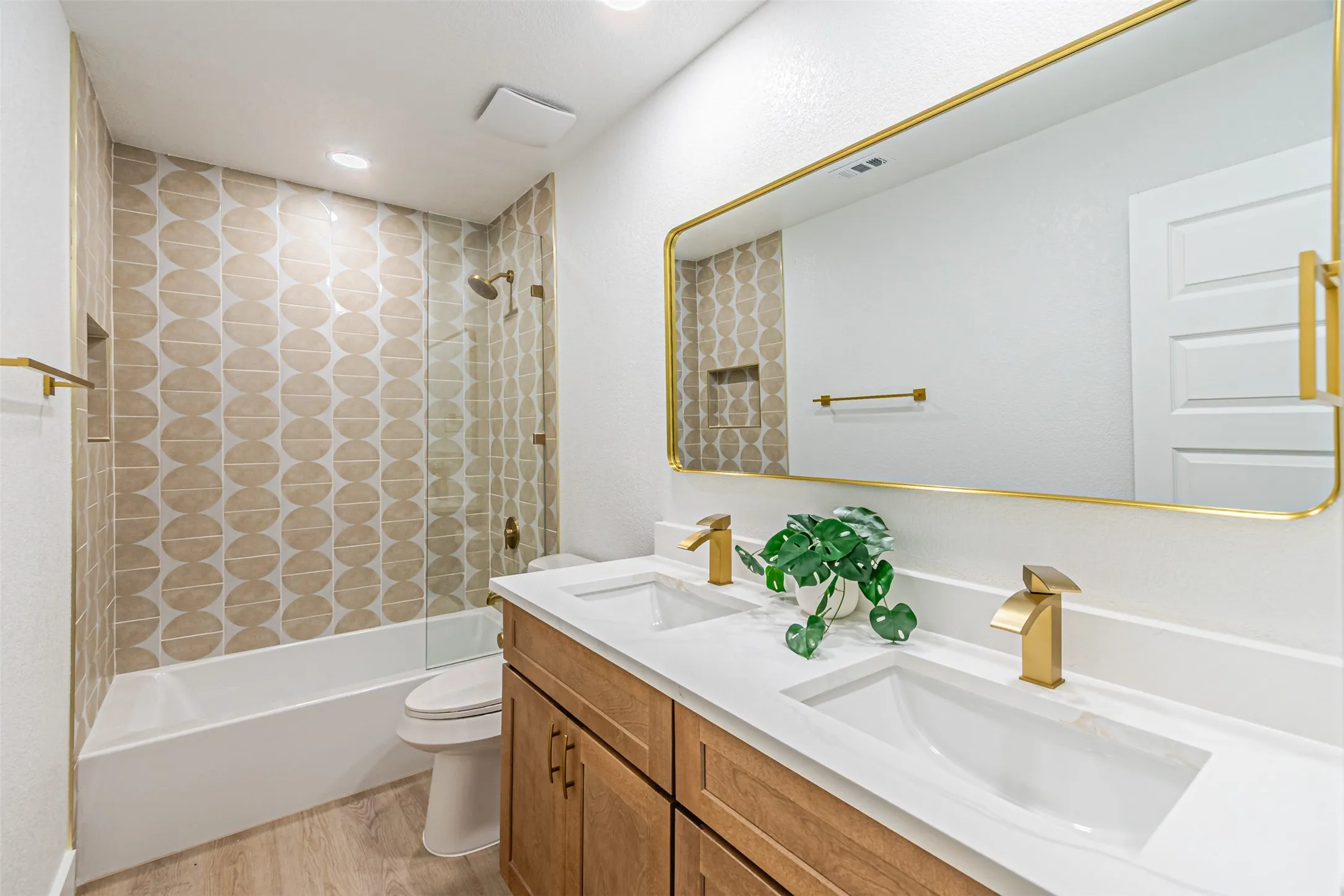 Single Family Residence For Sale in Collin County , 2716 Arborcove Drive, Plano, Texas 75075, 4 Bedroom, 3 Bathroom, 2 Garage spaces, 2,519 Sqft, built in 1971, mls#21365570, Real Estate Agent in Plano, Homes For Sale in Collin county, Homes For Sale in Plano, Realtor in Plano Texas, Real Estate Brokerage Independent Realty Texas, Luminita Cordes Realtor