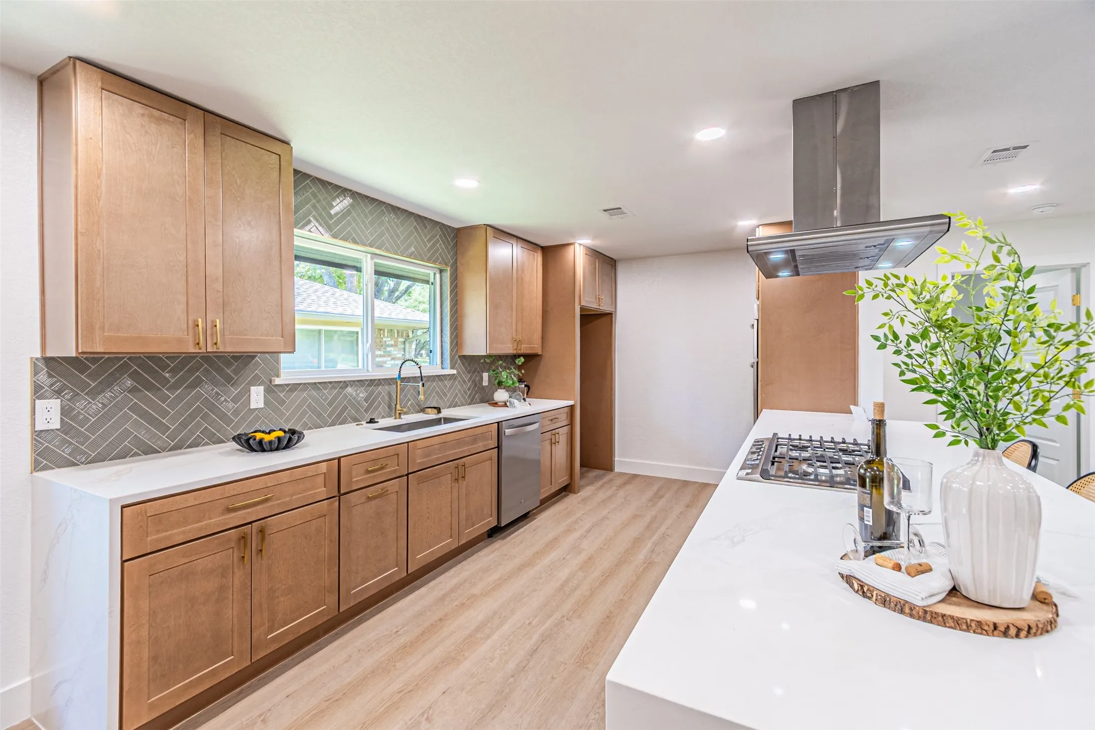 Single Family Residence For Sale in Collin County , 2716 Arborcove Drive, Plano, Texas 75075, 4 Bedroom, 3 Bathroom, 2 Garage spaces, 2,519 Sqft, built in 1971, mls#21365570, Real Estate Agent in Plano, Homes For Sale in Collin county, Homes For Sale in Plano, Realtor in Plano Texas, Real Estate Brokerage Independent Realty Texas, Luminita Cordes Realtor