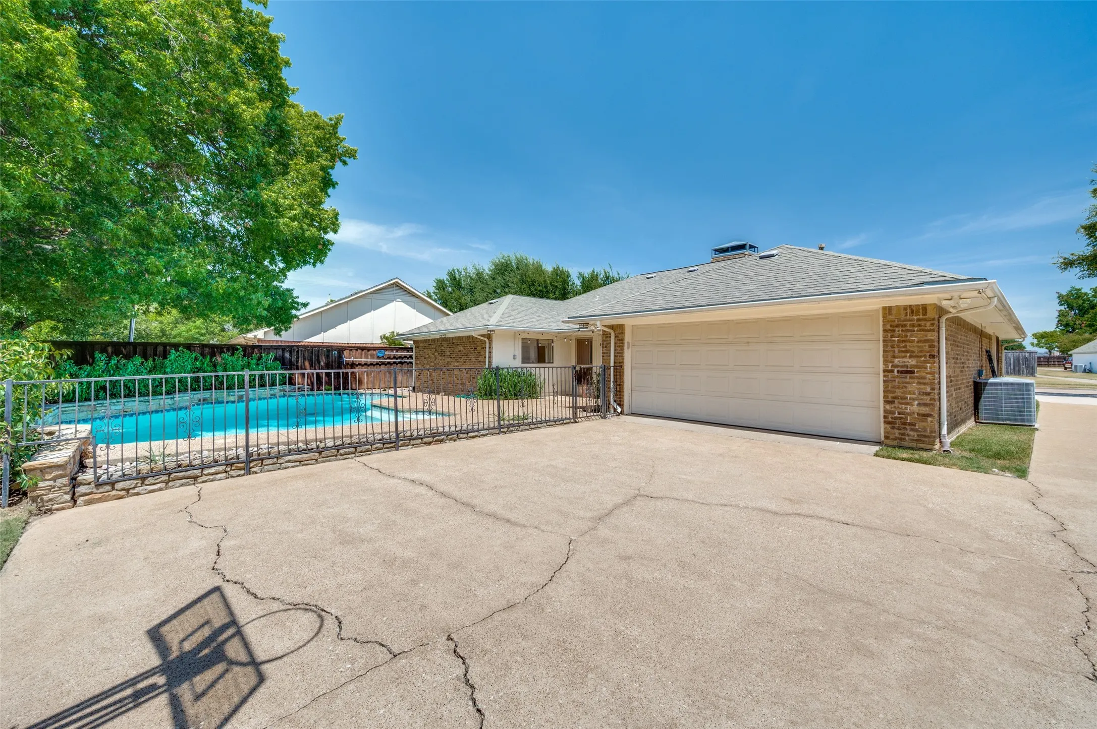 Single Family Residence For Sale in Collin County , 3221 Bandolino Lane, Plano, Texas 75075, 3 Bedroom, 2 Bathroom, 2 Garage spaces, 1,739 Sqft, built in 1979, mls#21346876, Real Estate Agent in Plano, Homes For Sale in Collin county, Homes For Sale in Plano, Realtor in Plano Texas, Real Estate Brokerage Independent Realty Texas, Luminita Cordes Realtor