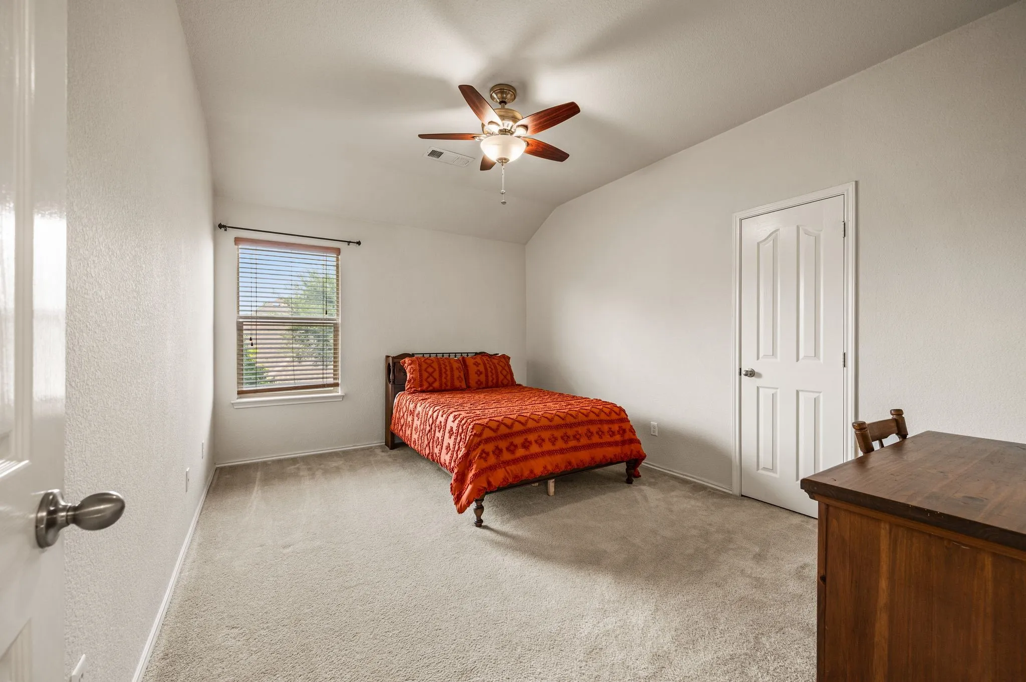 Recessed window with blinds