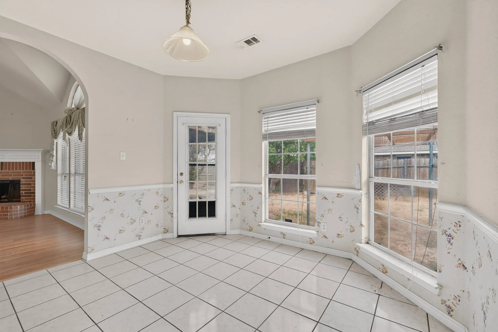 Single Family Residence For Sale in Dallas County , 4316 Sleepy Glen Drive, Grand Prairie, Texas 75052, 5 Bedroom, 4 Bathroom, 2 Garage spaces, 3,293 Sqft, built in 2000, mls#21365792, Real Estate Agent in Grand Prairie, Homes For Sale in Dallas county, Homes For Sale in Grand Prairie, Realtor in Grand Prairie Texas, Real Estate Brokerage Independent Realty Texas, Luminita Cordes Realtor