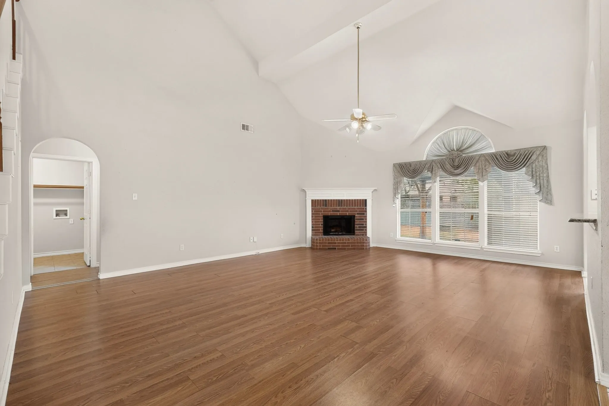 Single Family Residence For Sale in Dallas County , 4316 Sleepy Glen Drive, Grand Prairie, Texas 75052, 5 Bedroom, 4 Bathroom, 2 Garage spaces, 3,293 Sqft, built in 2000, mls#21365792, Real Estate Agent in Grand Prairie, Homes For Sale in Dallas county, Homes For Sale in Grand Prairie, Realtor in Grand Prairie Texas, Real Estate Brokerage Independent Realty Texas, Luminita Cordes Realtor