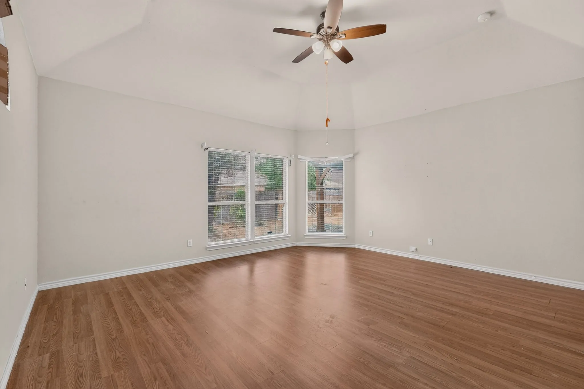 Single Family Residence For Sale in Dallas County , 4316 Sleepy Glen Drive, Grand Prairie, Texas 75052, 5 Bedroom, 4 Bathroom, 2 Garage spaces, 3,293 Sqft, built in 2000, mls#21365792, Real Estate Agent in Grand Prairie, Homes For Sale in Dallas county, Homes For Sale in Grand Prairie, Realtor in Grand Prairie Texas, Real Estate Brokerage Independent Realty Texas, Luminita Cordes Realtor