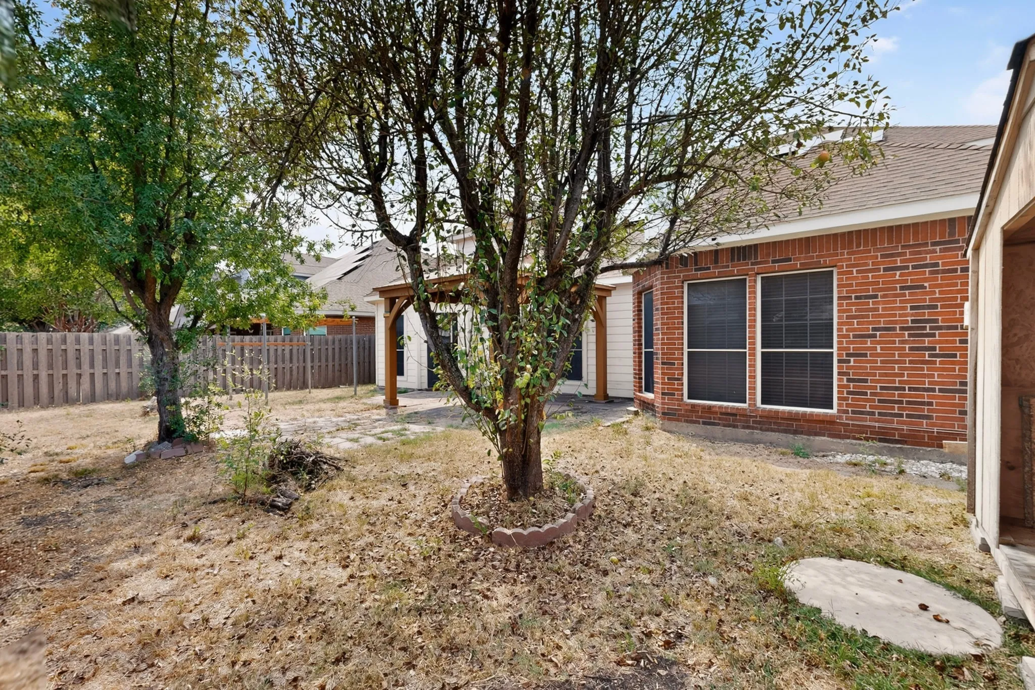 Single Family Residence For Sale in Dallas County , 4316 Sleepy Glen Drive, Grand Prairie, Texas 75052, 5 Bedroom, 4 Bathroom, 2 Garage spaces, 3,293 Sqft, built in 2000, mls#21365792, Real Estate Agent in Grand Prairie, Homes For Sale in Dallas county, Homes For Sale in Grand Prairie, Realtor in Grand Prairie Texas, Real Estate Brokerage Independent Realty Texas, Luminita Cordes Realtor