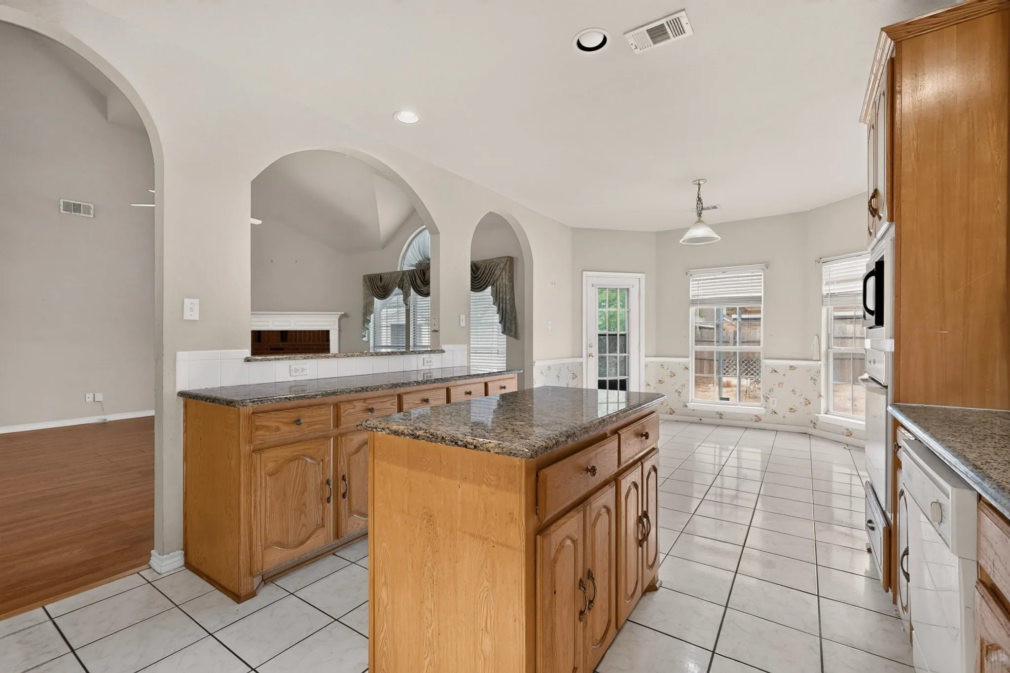 Single Family Residence For Sale in Dallas County , 4316 Sleepy Glen Drive, Grand Prairie, Texas 75052, 5 Bedroom, 4 Bathroom, 2 Garage spaces, 3,293 Sqft, built in 2000, mls#21365792, Real Estate Agent in Grand Prairie, Homes For Sale in Dallas county, Homes For Sale in Grand Prairie, Realtor in Grand Prairie Texas, Real Estate Brokerage Independent Realty Texas, Luminita Cordes Realtor