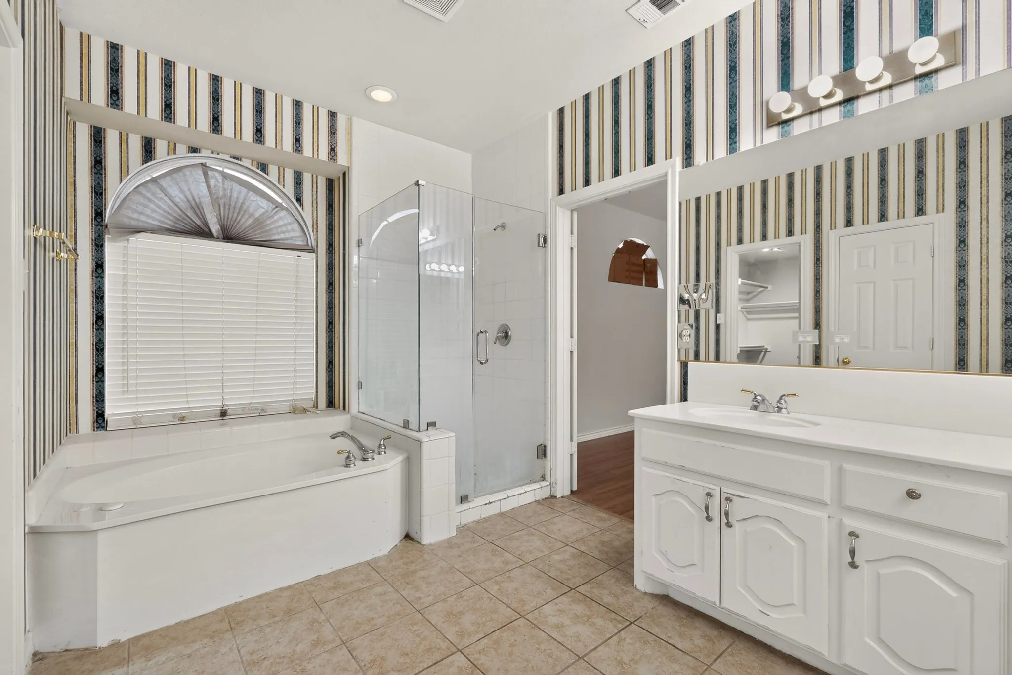 Single Family Residence For Sale in Dallas County , 4316 Sleepy Glen Drive, Grand Prairie, Texas 75052, 5 Bedroom, 4 Bathroom, 2 Garage spaces, 3,293 Sqft, built in 2000, mls#21365792, Real Estate Agent in Grand Prairie, Homes For Sale in Dallas county, Homes For Sale in Grand Prairie, Realtor in Grand Prairie Texas, Real Estate Brokerage Independent Realty Texas, Luminita Cordes Realtor