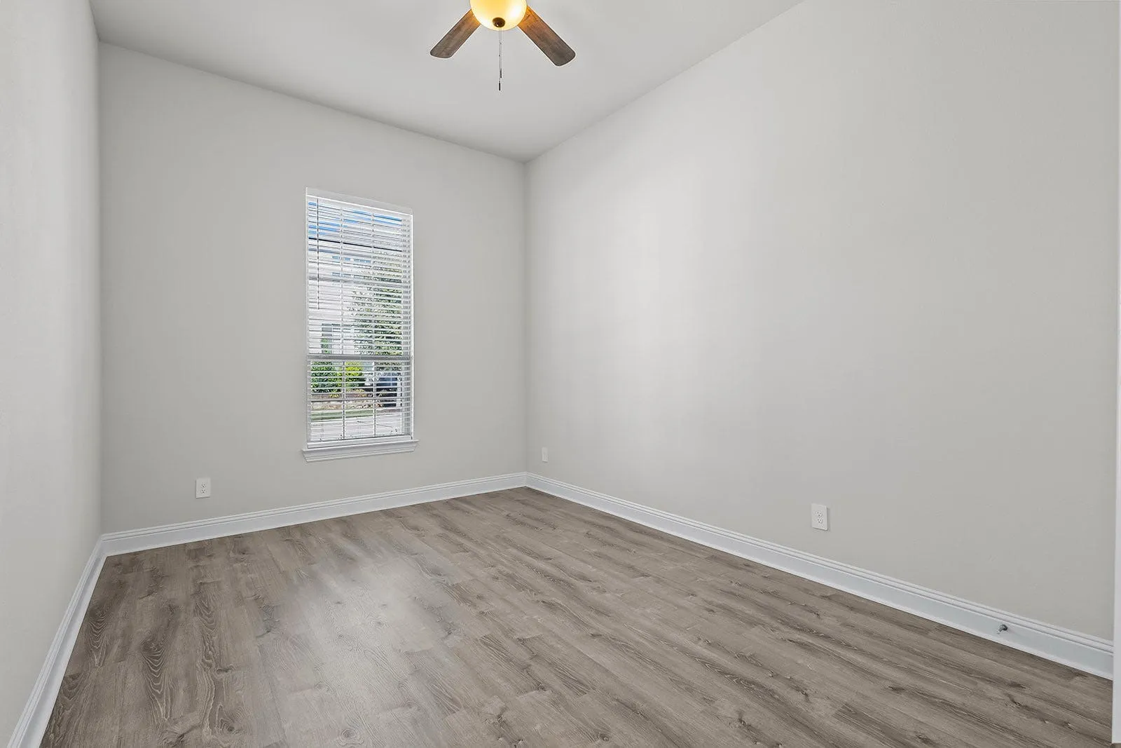 Large bedrooms and ceiling fans