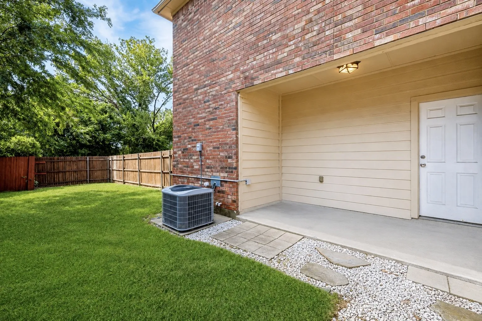 PRIVATE YARD & PATIO