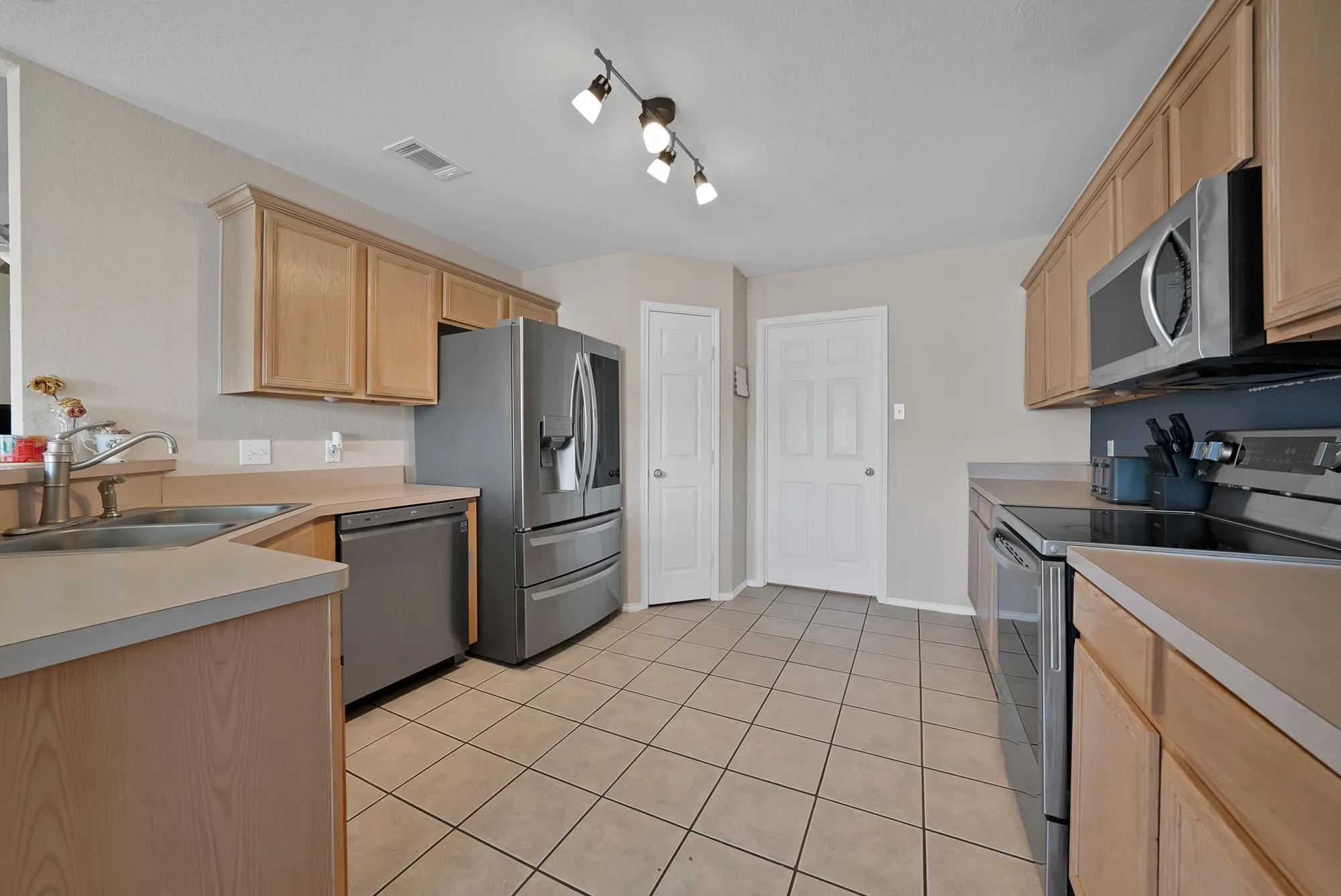 Single Family Residence For Sale in Parker County , 2209 Quail Ridge Drive, Weatherford, Texas 76087, 3 Bedroom, 2 Bathroom, 2 Garage spaces, 1,607 Sqft, built in 2002, mls#21362099, Real Estate Agent in Weatherford, Homes For Sale in Parker county, Homes For Sale in Weatherford, Realtor in Weatherford Texas, Real Estate Brokerage Independent Realty Texas, Luminita Cordes Realtor
