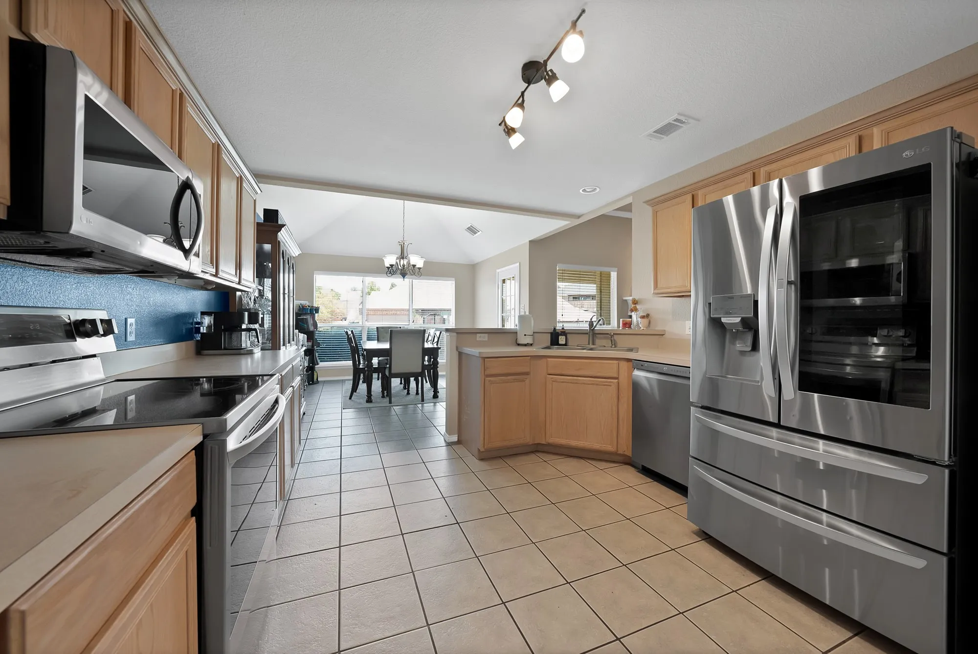 Single Family Residence For Sale in Parker County , 2209 Quail Ridge Drive, Weatherford, Texas 76087, 3 Bedroom, 2 Bathroom, 2 Garage spaces, 1,607 Sqft, built in 2002, mls#21362099, Real Estate Agent in Weatherford, Homes For Sale in Parker county, Homes For Sale in Weatherford, Realtor in Weatherford Texas, Real Estate Brokerage Independent Realty Texas, Luminita Cordes Realtor