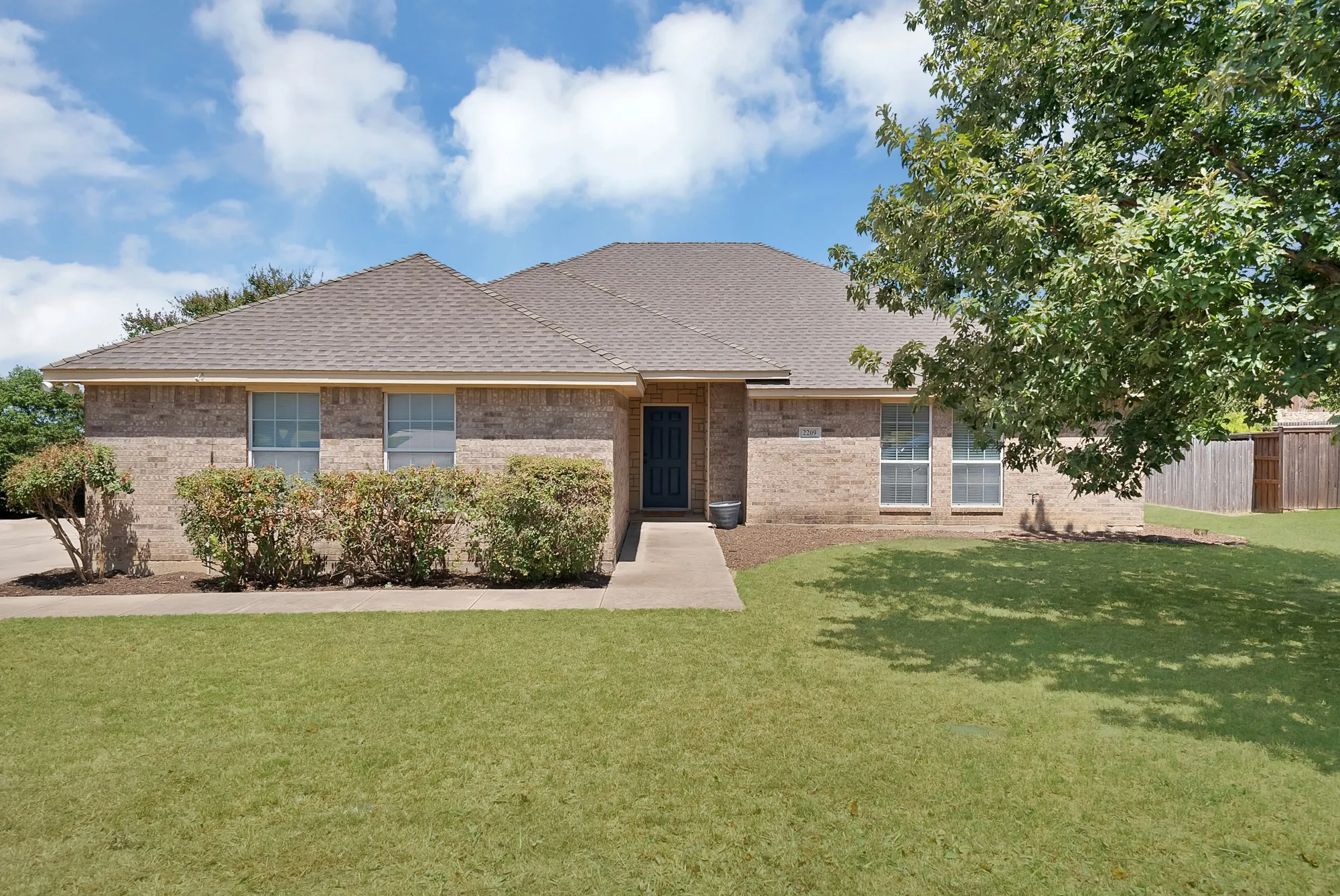 Single Family Residence For Sale in Parker County , 2209 Quail Ridge Drive, Weatherford, Texas 76087, 3 Bedroom, 2 Bathroom, 2 Garage spaces, 1,607 Sqft, built in 2002, mls#21362099, Real Estate Agent in Weatherford, Homes For Sale in Parker county, Homes For Sale in Weatherford, Realtor in Weatherford Texas, Real Estate Brokerage Independent Realty Texas, Luminita Cordes Realtor