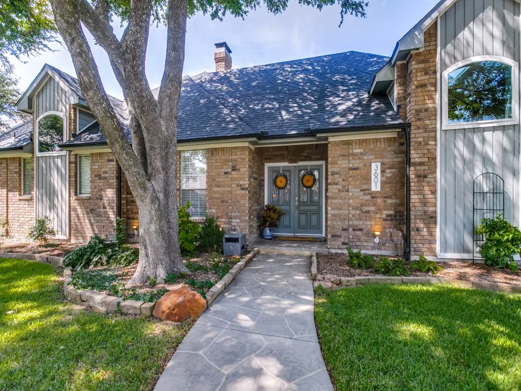 Welcoming double entry doors in this spacious single story home.