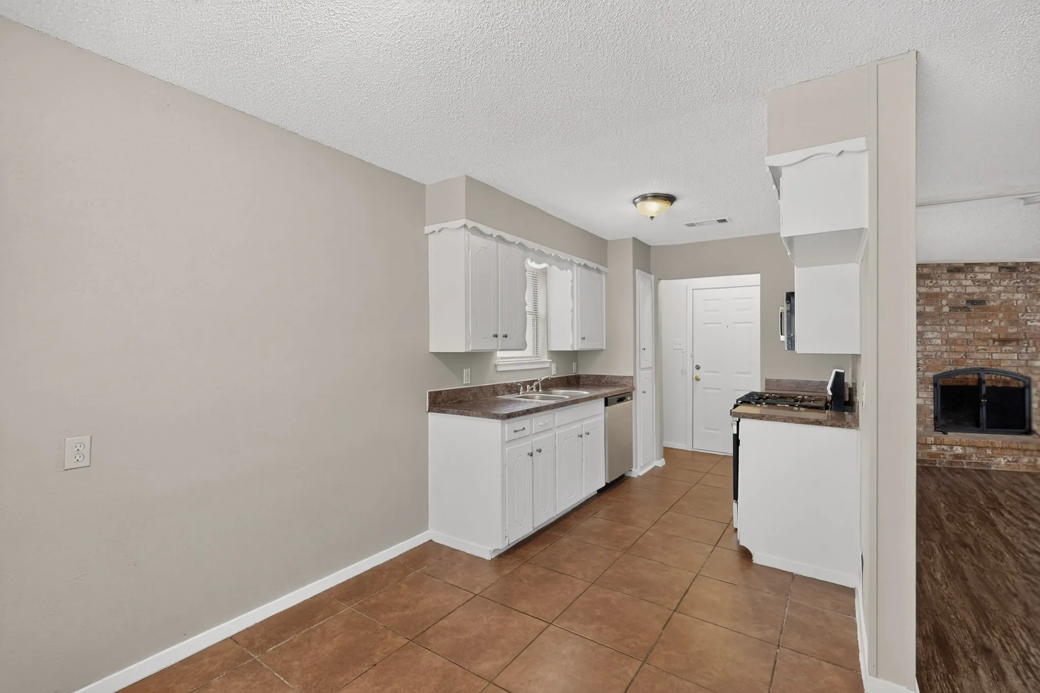 Single Family Residence For Sale in Tarrant County , 7448 Van Natta Lane, Fort Worth, Texas 76112, 3 Bedroom, 2 Bathroom, 2 Garage spaces, 1,392 Sqft, built in 1966, mls#21365856, Real Estate Agent in Fort Worth, Homes For Sale in Tarrant county, Homes For Sale in Fort Worth, Realtor in Fort Worth Texas, Real Estate Brokerage Independent Realty Texas, Luminita Cordes Realtor