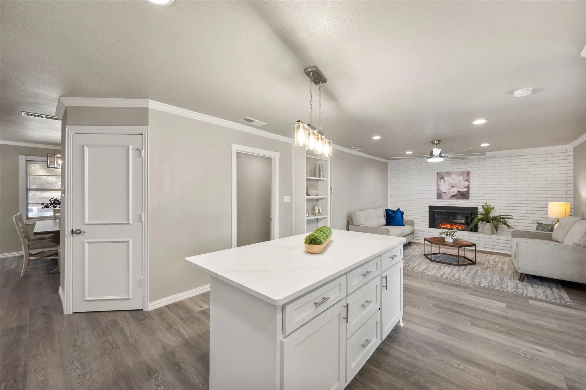 Single Family Residence For Sale in Dallas County , 710 Greenland Way, Grand Prairie, Texas 75050, 3 Bedroom, 2 Bathroom, 2 Garage spaces, 1,796 Sqft, built in 1962, mls#21338232, Real Estate Agent in Grand Prairie, Homes For Sale in Dallas county, Homes For Sale in Grand Prairie, Realtor in Grand Prairie Texas, Real Estate Brokerage Independent Realty Texas, Luminita Cordes Realtor