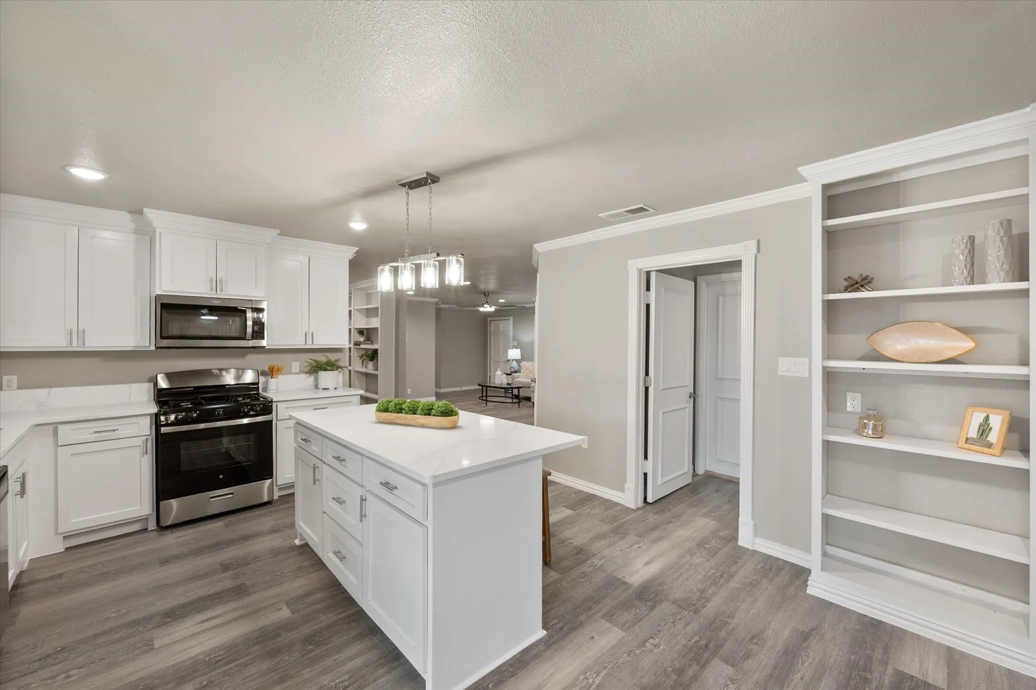 Single Family Residence For Sale in Dallas County , 710 Greenland Way, Grand Prairie, Texas 75050, 3 Bedroom, 2 Bathroom, 2 Garage spaces, 1,796 Sqft, built in 1962, mls#21338232, Real Estate Agent in Grand Prairie, Homes For Sale in Dallas county, Homes For Sale in Grand Prairie, Realtor in Grand Prairie Texas, Real Estate Brokerage Independent Realty Texas, Luminita Cordes Realtor