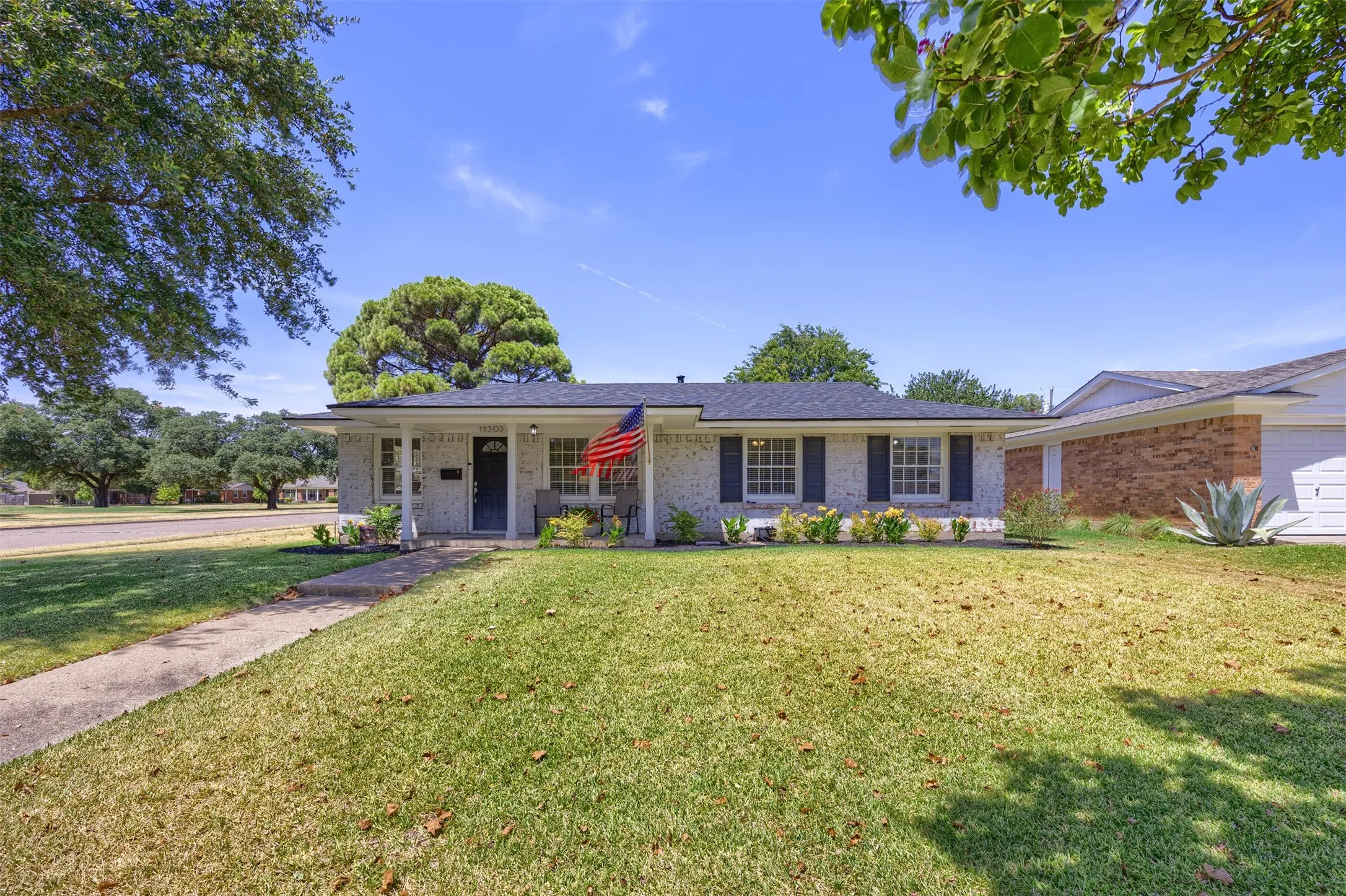 Single Family Residence For Sale in Dallas County , 11303 Rupley Lane, Dallas, Texas 75218, 3 Bedroom, 2 Bathroom, 2 Garage spaces, 1,305 Sqft, built in 1958, mls#21364007, Real Estate Agent in Dallas, Homes For Sale in Dallas county, Homes For Sale in Dallas, Realtor in Dallas Texas, Real Estate Brokerage Independent Realty Texas, Luminita Cordes Realtor