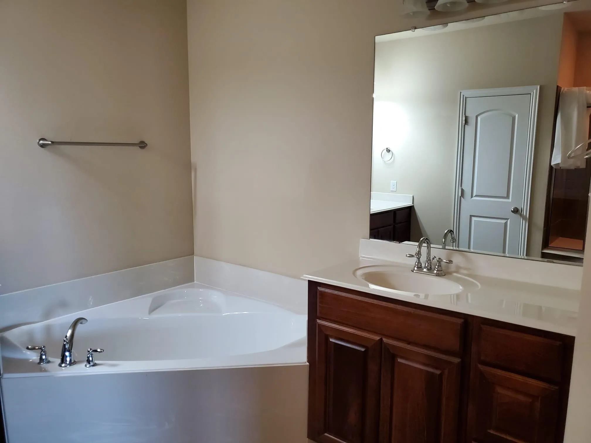 Townhouse For Rent in Dallas County , 4171 Florence Drive, Irving, Texas 75038, 3 Bedroom, 3 Bathroom, 2 Garage spaces, 1,960 Sqft, built in 2012, mls#21365869, Real Estate Agent in Irving, Homes For Rent in Dallas county, Homes For Rent in Irving, Realtor in Irving Texas, Real Estate Brokerage Independent Realty Texas, Luminita Cordes Realtor
