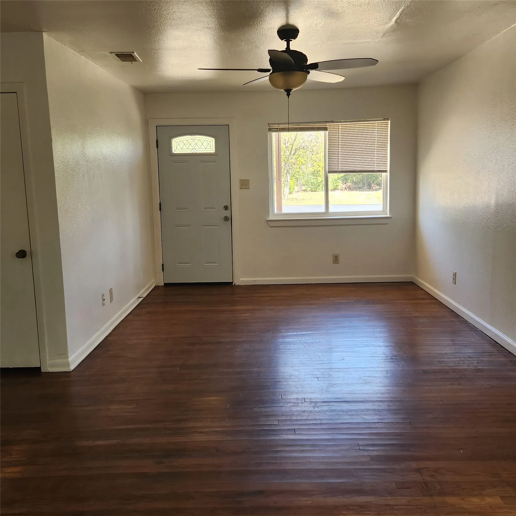 Single Family Residence For Sale in Dallas County , 6028 Billingsley Street, Sachse, Texas 75048, 3 Bedroom, 1 Bathroom, Garage spaces, 1,165 Sqft, built in 1961, mls#21365870, Real Estate Agent in Sachse, Homes For Sale in Dallas county, Homes For Sale in Sachse, Realtor in Sachse Texas, Real Estate Brokerage Independent Realty Texas, Luminita Cordes Realtor