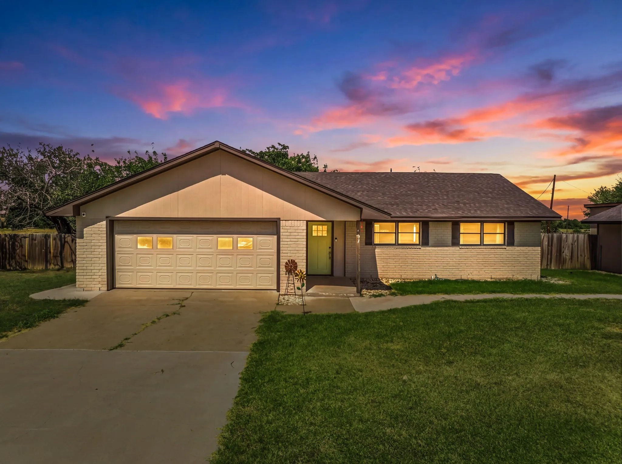 Single Family Residence For Sale in Mc Lennan County , 141 Swan, Waco, Texas 76708, 3 Bedroom, 2 Bathroom, 2 Garage spaces, 1,370 Sqft, built in 1977, mls#21365872, Real Estate Agent in Waco, Homes For Sale in Mc Lennan county, Homes For Sale in Waco, Realtor in Waco Texas, Real Estate Brokerage Independent Realty Texas, Luminita Cordes Realtor