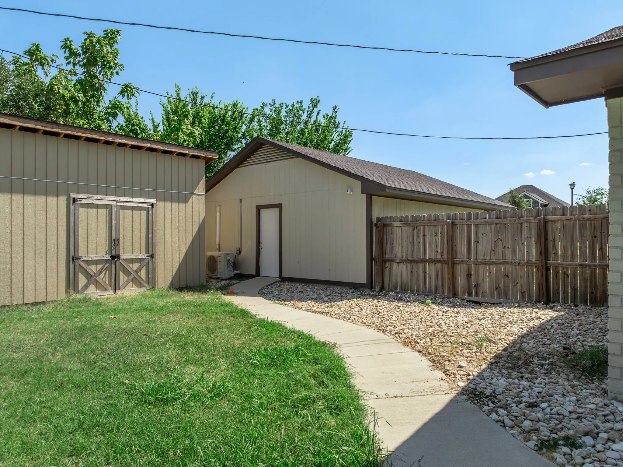 Single Family Residence For Sale in Mc Lennan County , 141 Swan, Waco, Texas 76708, 3 Bedroom, 2 Bathroom, 2 Garage spaces, 1,370 Sqft, built in 1977, mls#21365872, Real Estate Agent in Waco, Homes For Sale in Mc Lennan county, Homes For Sale in Waco, Realtor in Waco Texas, Real Estate Brokerage Independent Realty Texas, Luminita Cordes Realtor