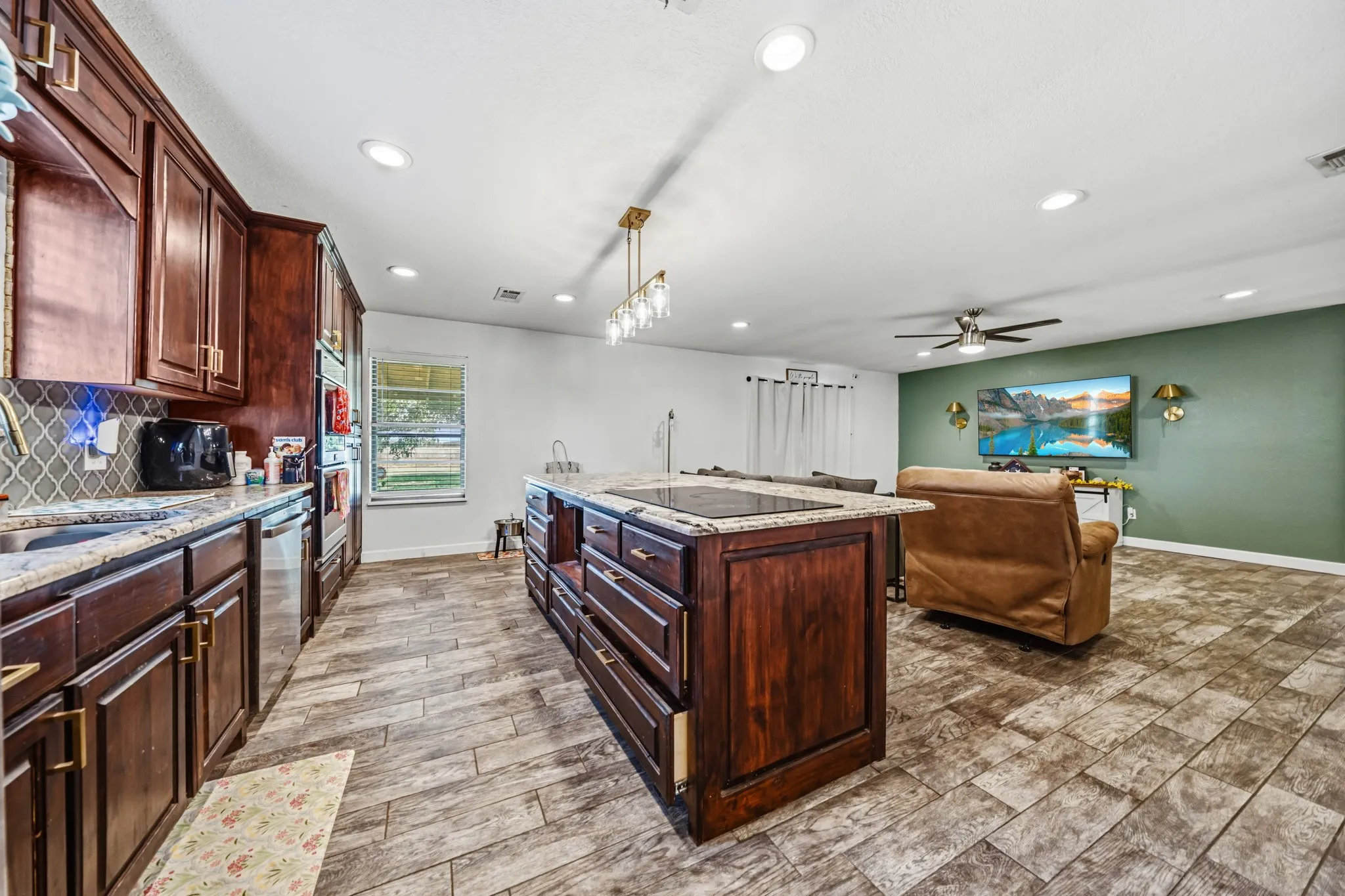 Single Family Residence For Sale in Mc Lennan County , 141 Swan, Waco, Texas 76708, 3 Bedroom, 2 Bathroom, 2 Garage spaces, 1,370 Sqft, built in 1977, mls#21365872, Real Estate Agent in Waco, Homes For Sale in Mc Lennan county, Homes For Sale in Waco, Realtor in Waco Texas, Real Estate Brokerage Independent Realty Texas, Luminita Cordes Realtor