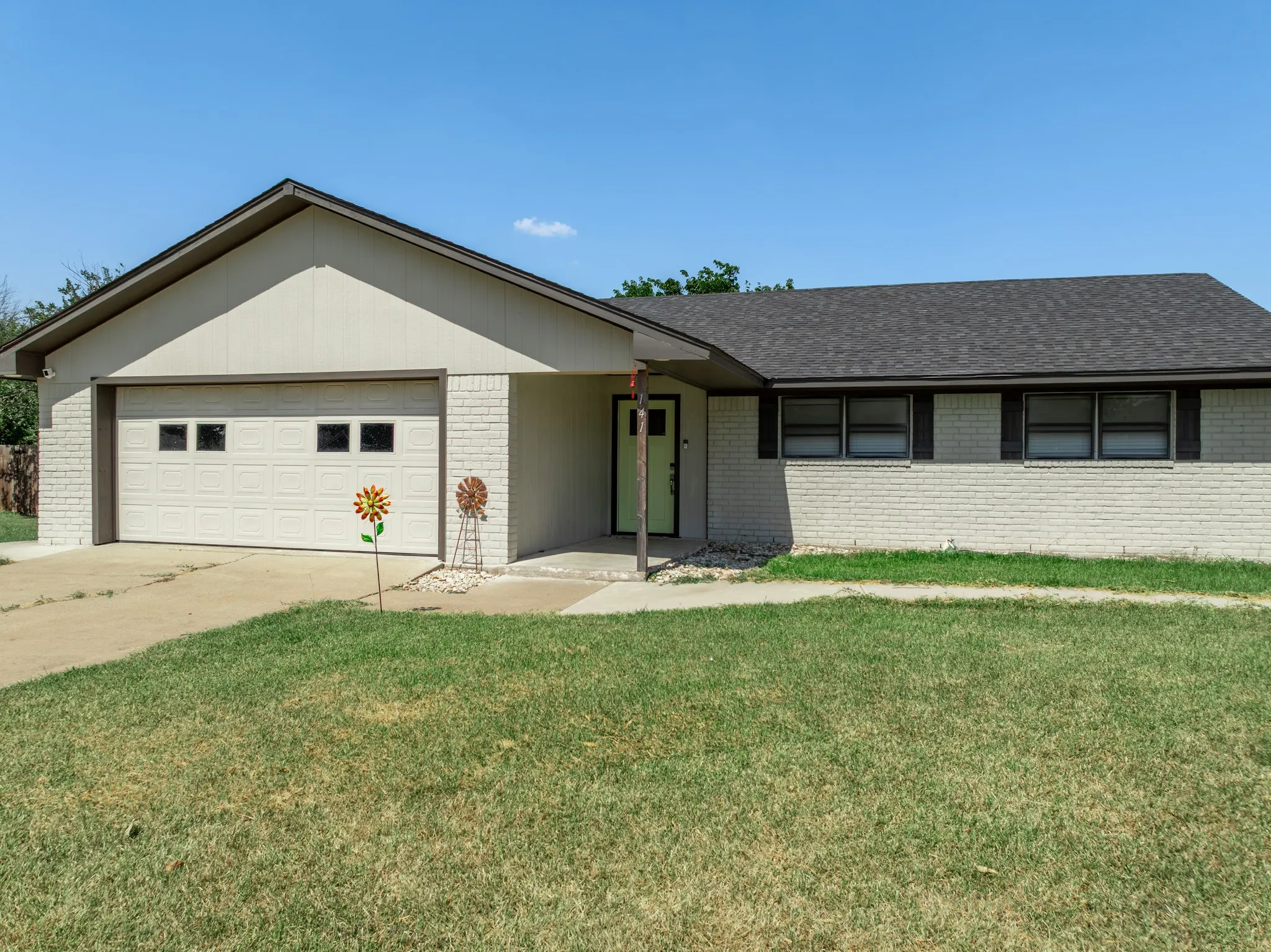 Single Family Residence For Sale in Mc Lennan County , 141 Swan, Waco, Texas 76708, 3 Bedroom, 2 Bathroom, 2 Garage spaces, 1,370 Sqft, built in 1977, mls#21365872, Real Estate Agent in Waco, Homes For Sale in Mc Lennan county, Homes For Sale in Waco, Realtor in Waco Texas, Real Estate Brokerage Independent Realty Texas, Luminita Cordes Realtor