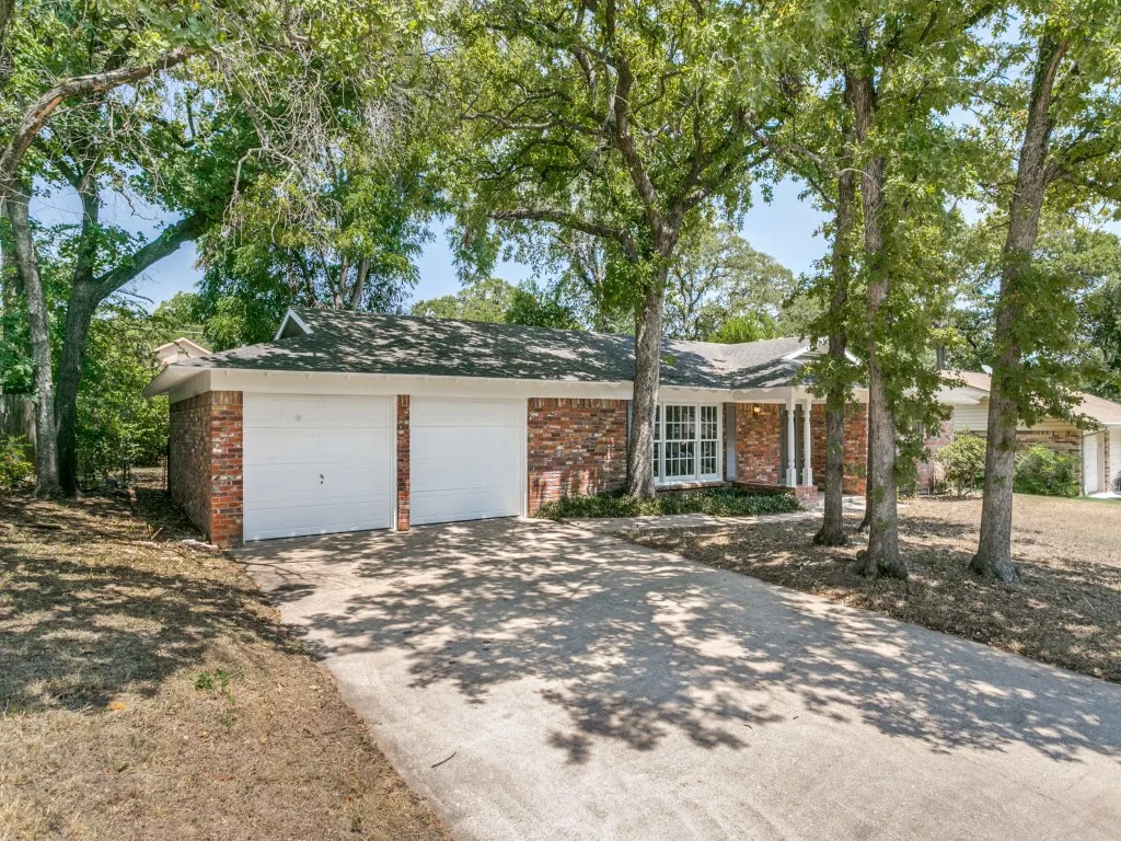 Single Family Residence For Sale in Tarrant County , 612 Forest Lane, Hurst, Texas 76053, 3 Bedroom, 2 Bathroom, 2 Garage spaces, 1,452 Sqft, built in 1959, mls#21365875, Real Estate Agent in Hurst, Homes For Sale in Tarrant county, Homes For Sale in Hurst, Realtor in Hurst Texas, Real Estate Brokerage Independent Realty Texas, Luminita Cordes Realtor