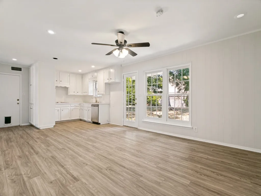 Single Family Residence For Sale in Tarrant County , 612 Forest Lane, Hurst, Texas 76053, 3 Bedroom, 2 Bathroom, 2 Garage spaces, 1,452 Sqft, built in 1959, mls#21365875, Real Estate Agent in Hurst, Homes For Sale in Tarrant county, Homes For Sale in Hurst, Realtor in Hurst Texas, Real Estate Brokerage Independent Realty Texas, Luminita Cordes Realtor