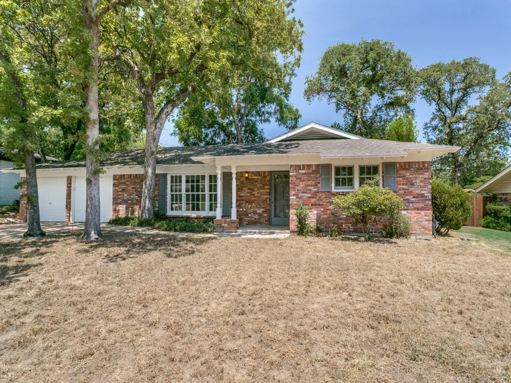 Single Family Residence For Sale in Tarrant County , 612 Forest Lane, Hurst, Texas 76053, 3 Bedroom, 2 Bathroom, 2 Garage spaces, 1,452 Sqft, built in 1959, mls#21365875, Real Estate Agent in Hurst, Homes For Sale in Tarrant county, Homes For Sale in Hurst, Realtor in Hurst Texas, Real Estate Brokerage Independent Realty Texas, Luminita Cordes Realtor