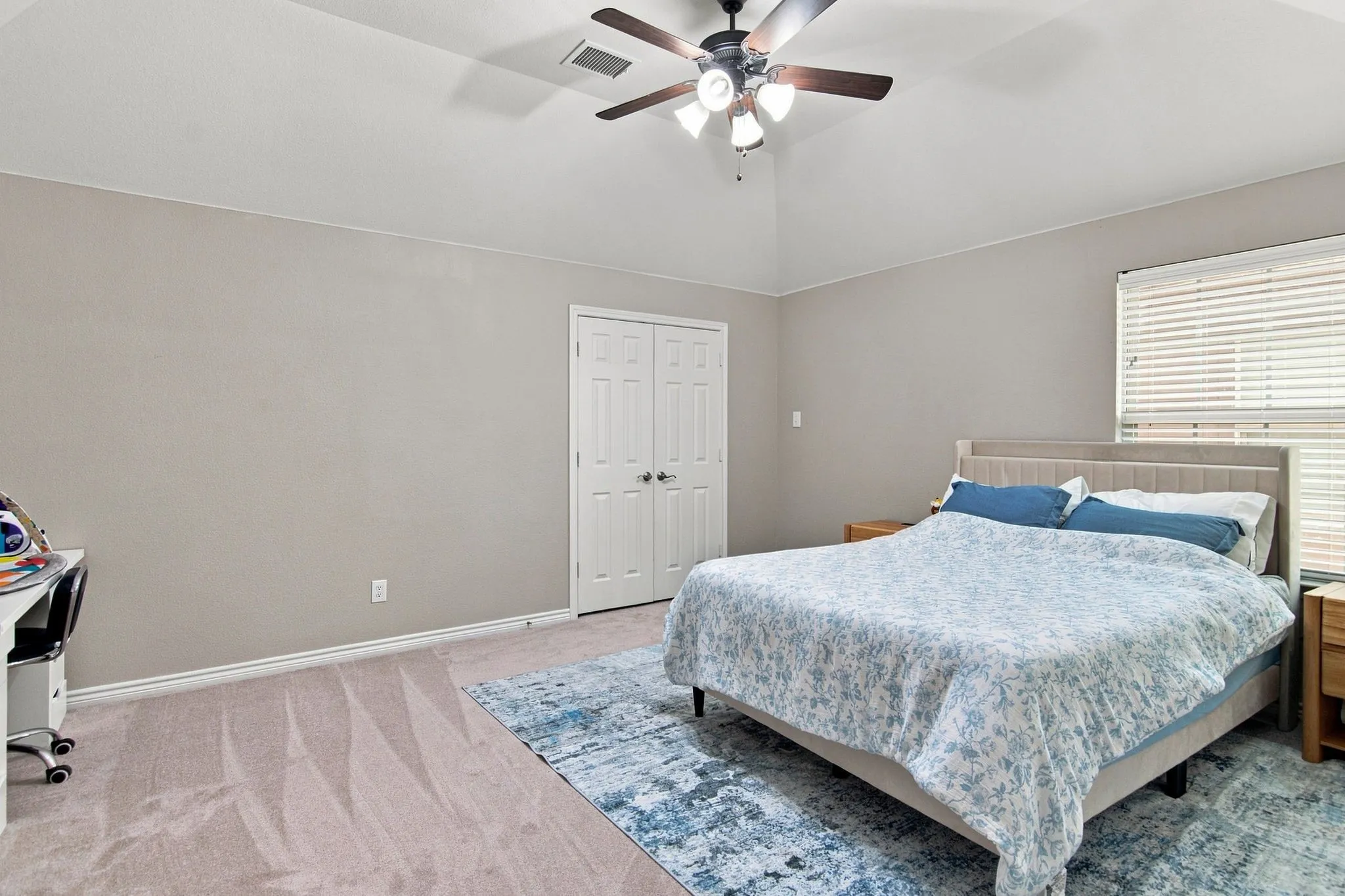 Vaulted ceiling with a ceiling fan light fixture