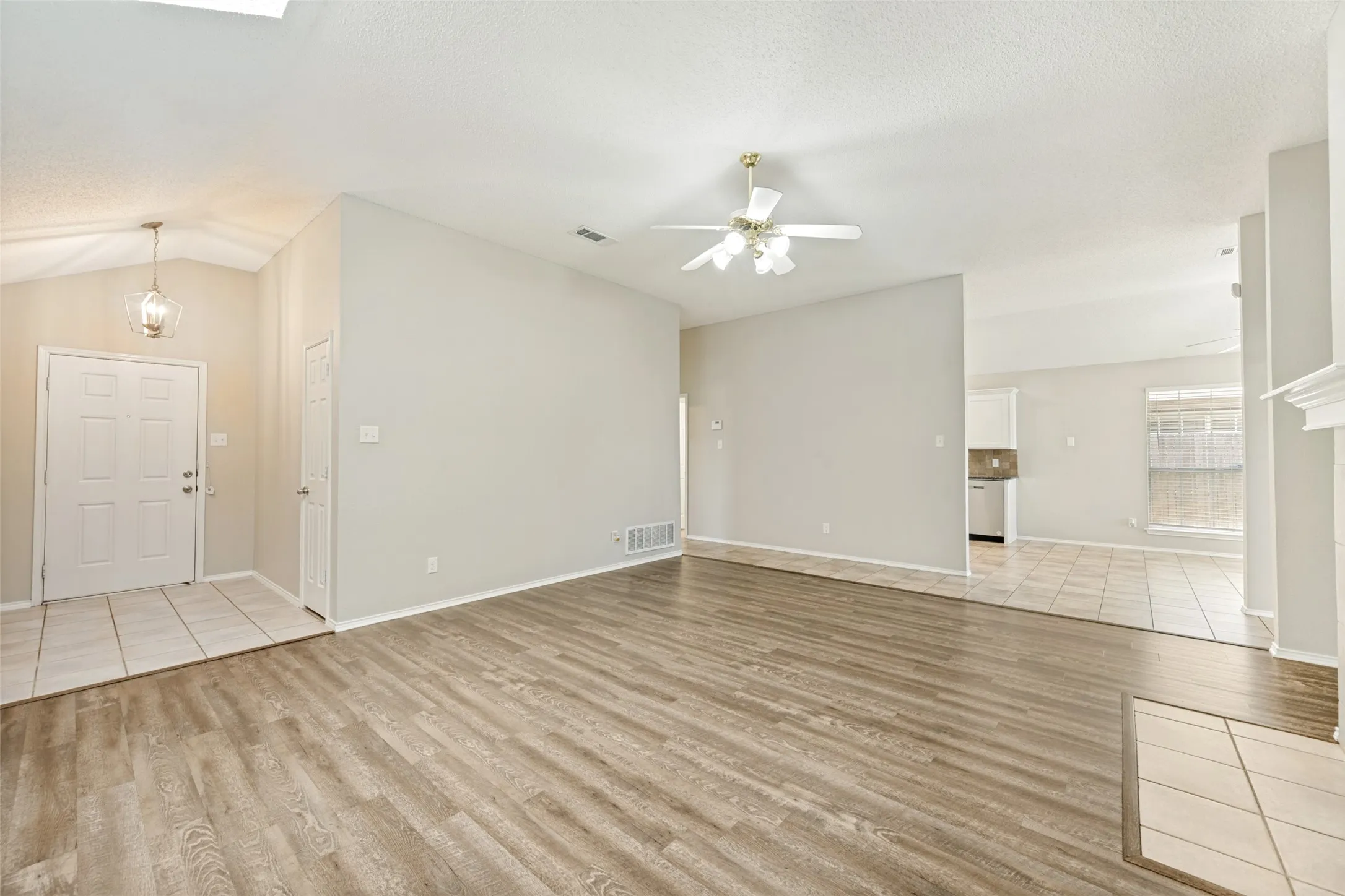 Single Family Residence For Sale in Tarrant County , 6705 Driffield Circle W, North Richland Hills, Texas 76182, 3 Bedroom, 2 Bathroom, 2 Garage spaces, 1,503 Sqft, built in 1996, mls#21365428, Real Estate Agent in North Richland Hills, Homes For Sale in Tarrant county, Homes For Sale in North Richland Hills, Realtor in North Richland Hills Texas, Real Estate Brokerage Independent Realty Texas, Luminita Cordes Realtor