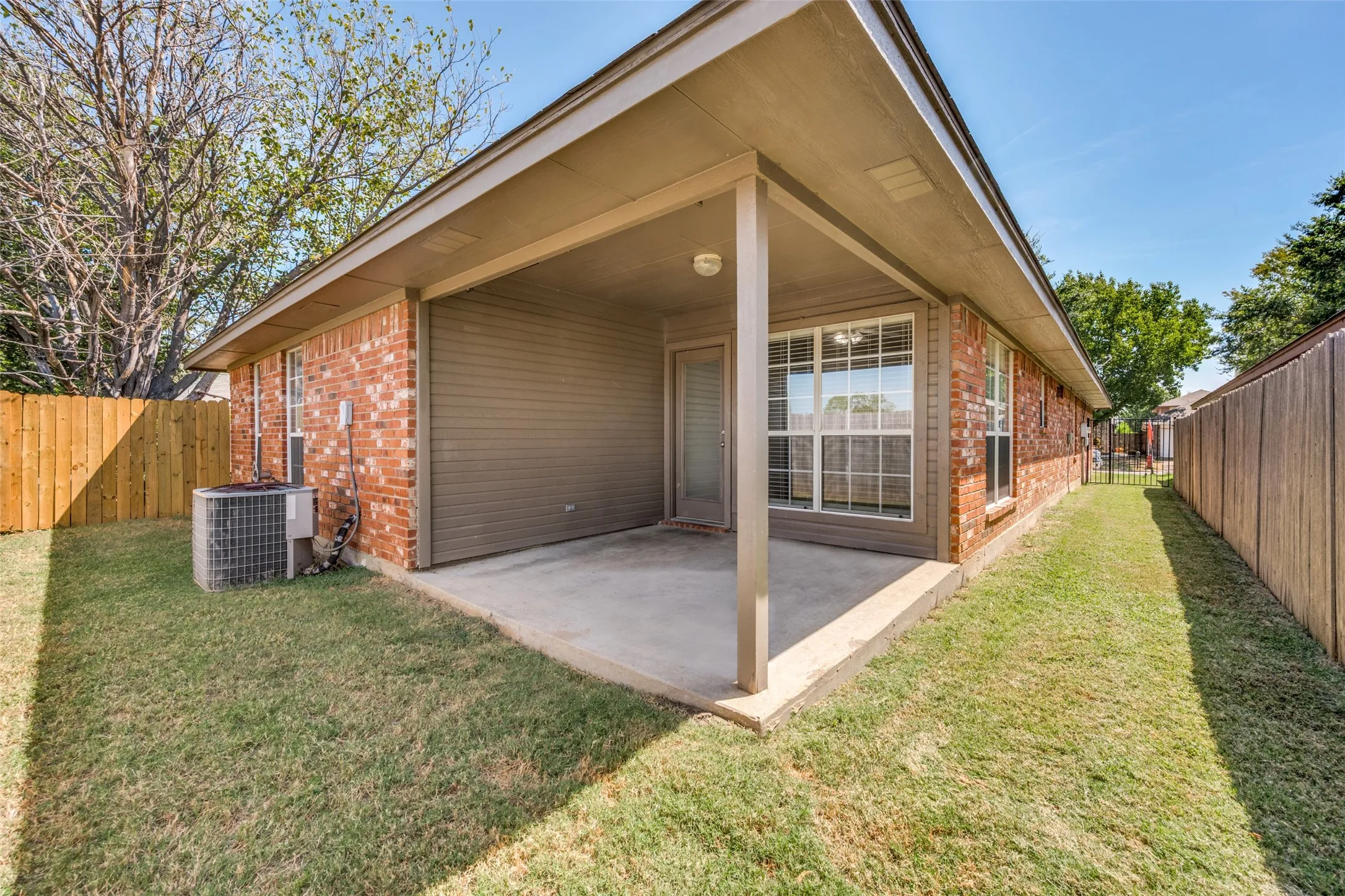 Single Family Residence For Sale in Tarrant County , 6705 Driffield Circle W, North Richland Hills, Texas 76182, 3 Bedroom, 2 Bathroom, 2 Garage spaces, 1,503 Sqft, built in 1996, mls#21365428, Real Estate Agent in North Richland Hills, Homes For Sale in Tarrant county, Homes For Sale in North Richland Hills, Realtor in North Richland Hills Texas, Real Estate Brokerage Independent Realty Texas, Luminita Cordes Realtor