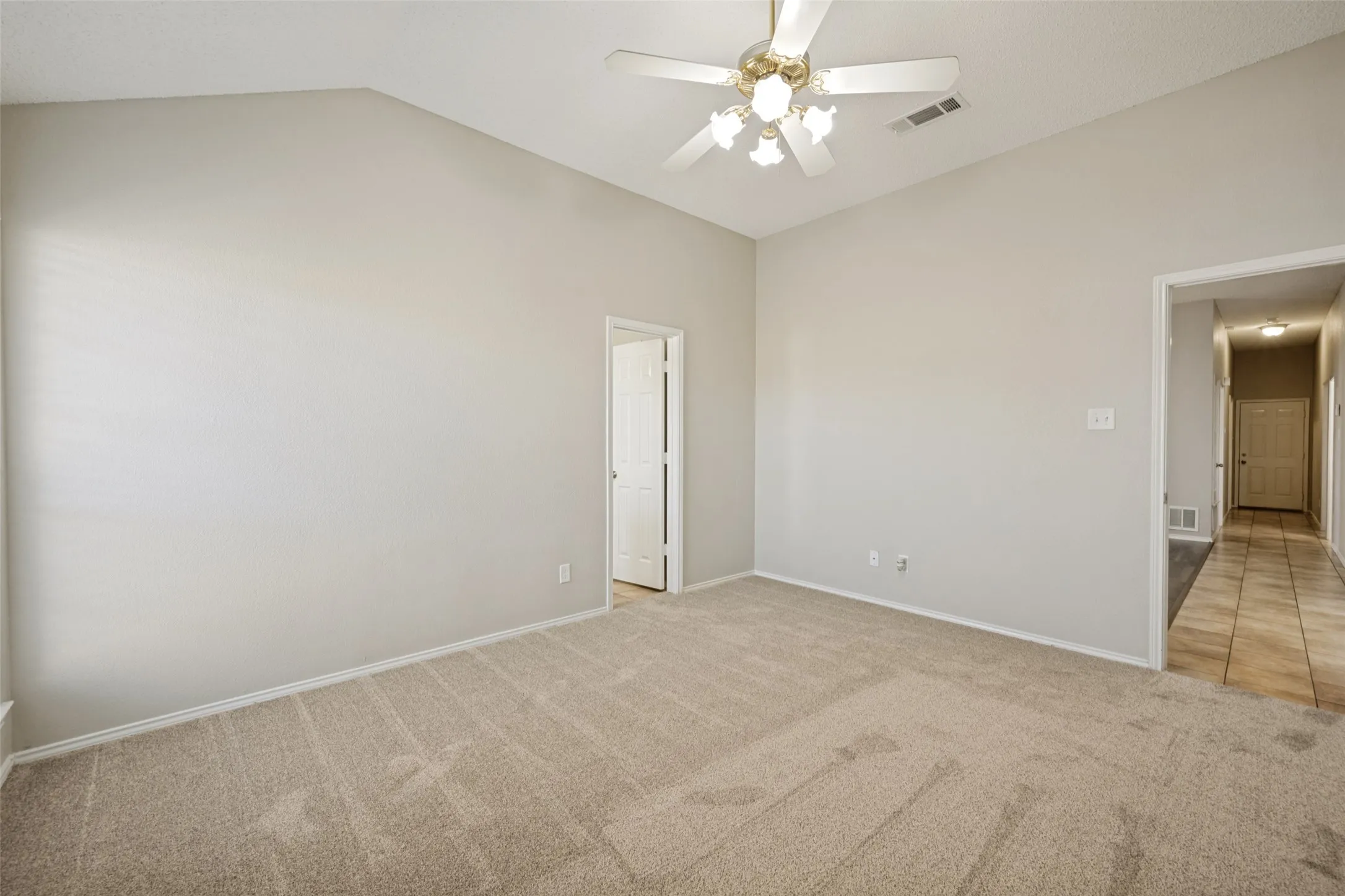 Single Family Residence For Sale in Tarrant County , 6705 Driffield Circle W, North Richland Hills, Texas 76182, 3 Bedroom, 2 Bathroom, 2 Garage spaces, 1,503 Sqft, built in 1996, mls#21365428, Real Estate Agent in North Richland Hills, Homes For Sale in Tarrant county, Homes For Sale in North Richland Hills, Realtor in North Richland Hills Texas, Real Estate Brokerage Independent Realty Texas, Luminita Cordes Realtor