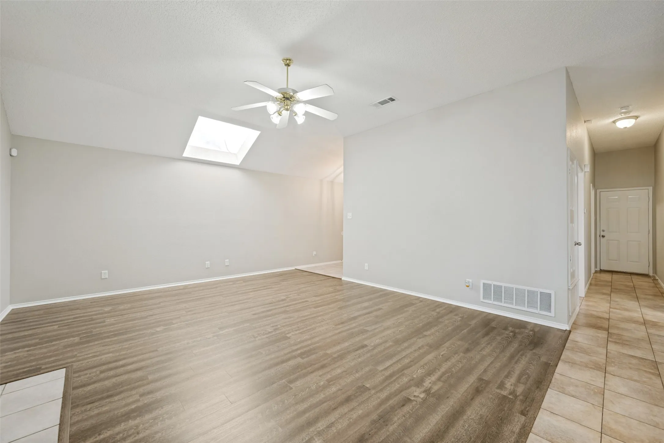 Single Family Residence For Sale in Tarrant County , 6705 Driffield Circle W, North Richland Hills, Texas 76182, 3 Bedroom, 2 Bathroom, 2 Garage spaces, 1,503 Sqft, built in 1996, mls#21365428, Real Estate Agent in North Richland Hills, Homes For Sale in Tarrant county, Homes For Sale in North Richland Hills, Realtor in North Richland Hills Texas, Real Estate Brokerage Independent Realty Texas, Luminita Cordes Realtor