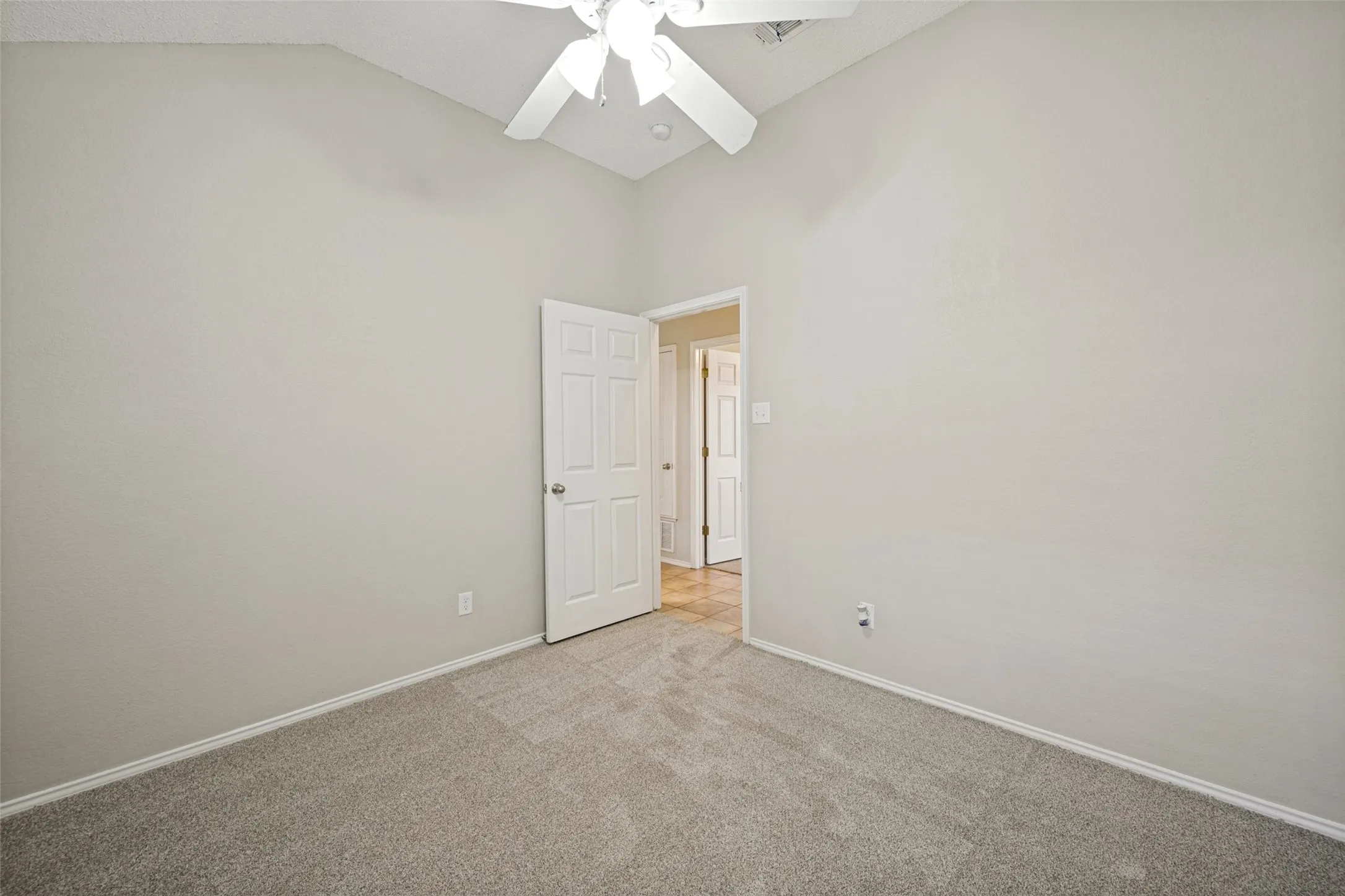 Single Family Residence For Sale in Tarrant County , 6705 Driffield Circle W, North Richland Hills, Texas 76182, 3 Bedroom, 2 Bathroom, 2 Garage spaces, 1,503 Sqft, built in 1996, mls#21365428, Real Estate Agent in North Richland Hills, Homes For Sale in Tarrant county, Homes For Sale in North Richland Hills, Realtor in North Richland Hills Texas, Real Estate Brokerage Independent Realty Texas, Luminita Cordes Realtor