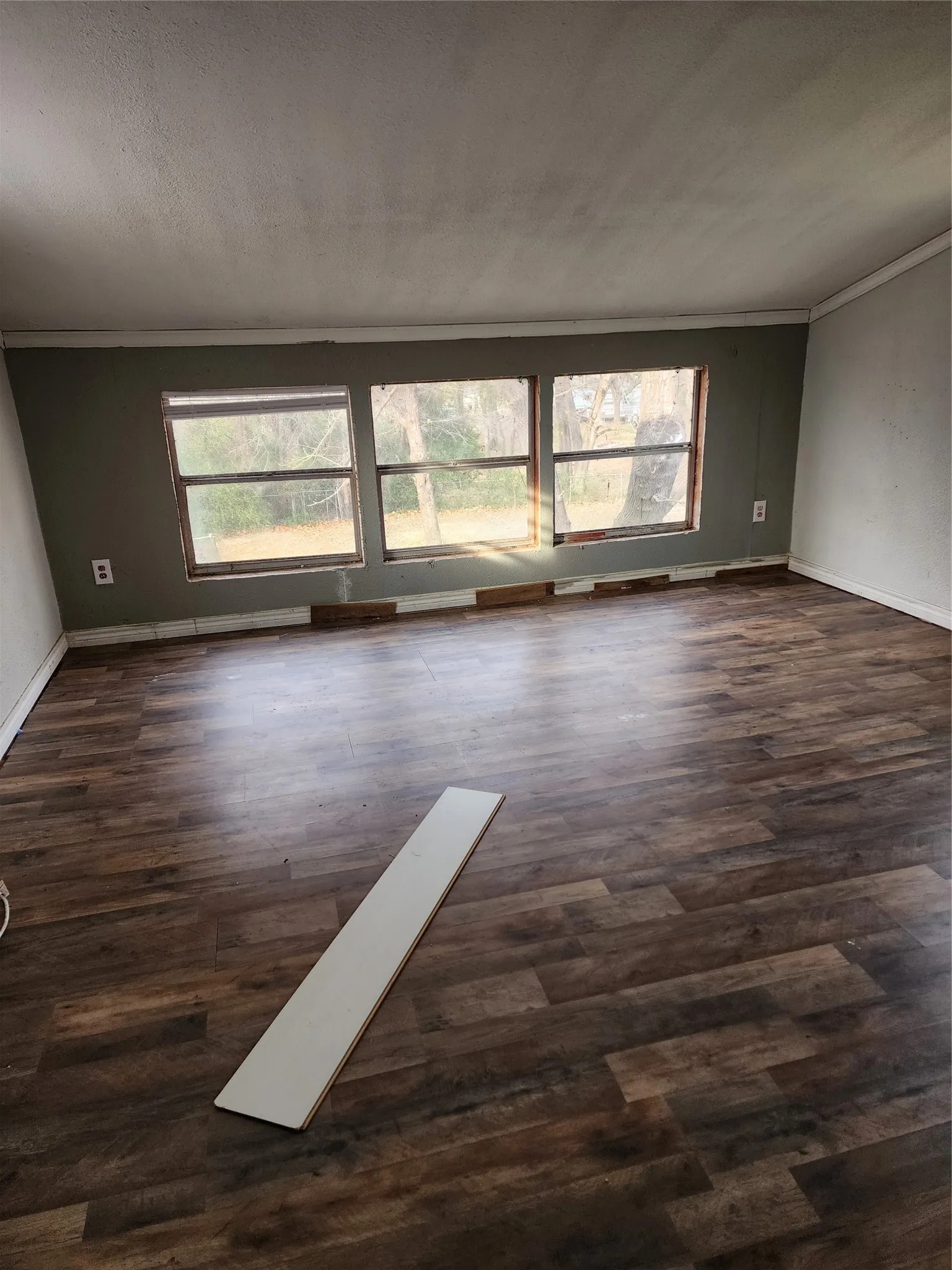 Single Family Residence For Sale in Henderson County , 121 Dardenwood Way, Payne Springs, Texas 75156, 4 Bedroom, 1 Bathroom, Garage spaces, 2,400 Sqft, built in 1965, Price $149,000, mls#21365885, Real Estate Agent in Payne Springs, Homes For Sale in Henderson county, Homes For Sale in Payne Springs, Realtor in Payne Springs Texas, Real Estate Brokerage Independent Realty Texas, Luminita Cordes Realtor