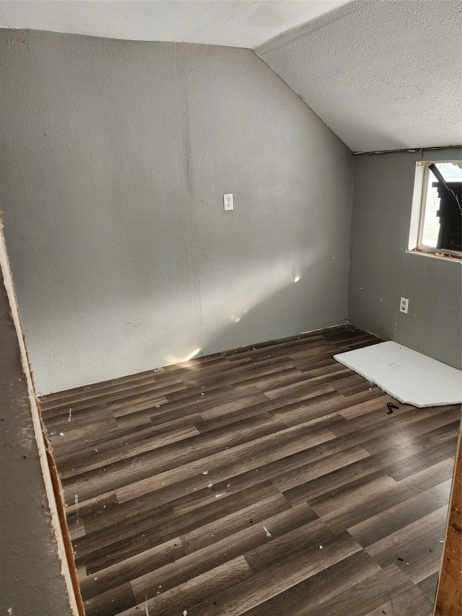 Single Family Residence For Sale in Henderson County , 121 Dardenwood Way, Payne Springs, Texas 75156, 4 Bedroom, 1 Bathroom, Garage spaces, 2,400 Sqft, built in 1965, Price $149,000, mls#21365885, Real Estate Agent in Payne Springs, Homes For Sale in Henderson county, Homes For Sale in Payne Springs, Realtor in Payne Springs Texas, Real Estate Brokerage Independent Realty Texas, Luminita Cordes Realtor