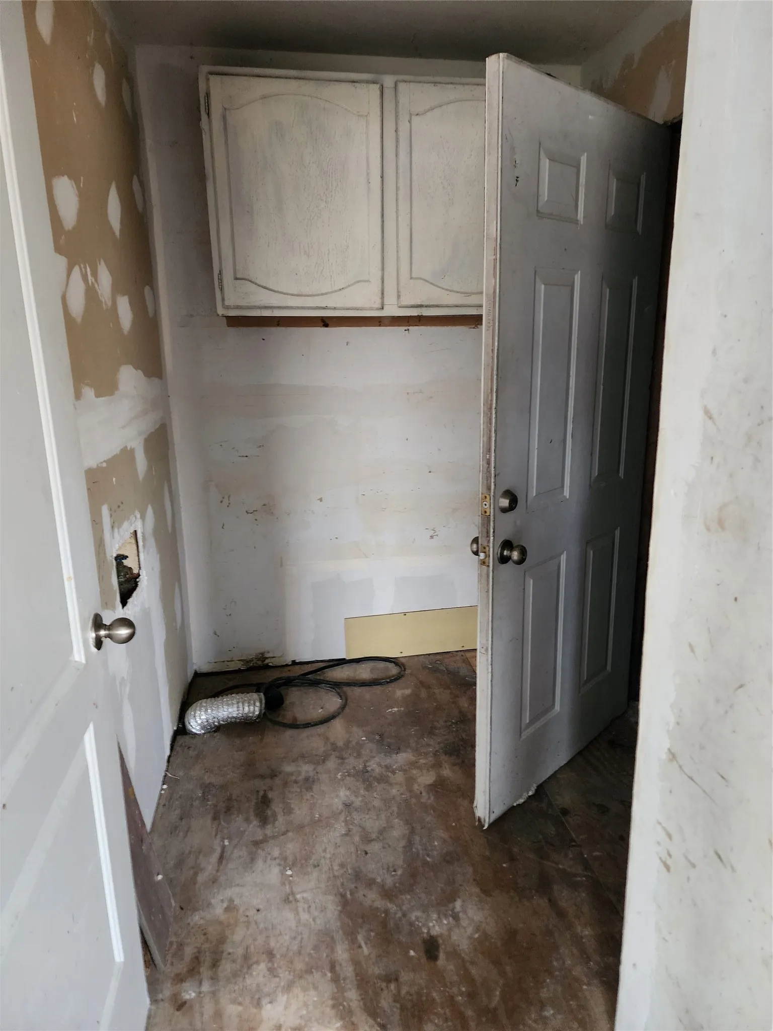 Single Family Residence For Sale in Henderson County , 121 Dardenwood Way, Payne Springs, Texas 75156, 4 Bedroom, 1 Bathroom, Garage spaces, 2,400 Sqft, built in 1965, Price $149,000, mls#21365885, Real Estate Agent in Payne Springs, Homes For Sale in Henderson county, Homes For Sale in Payne Springs, Realtor in Payne Springs Texas, Real Estate Brokerage Independent Realty Texas, Luminita Cordes Realtor