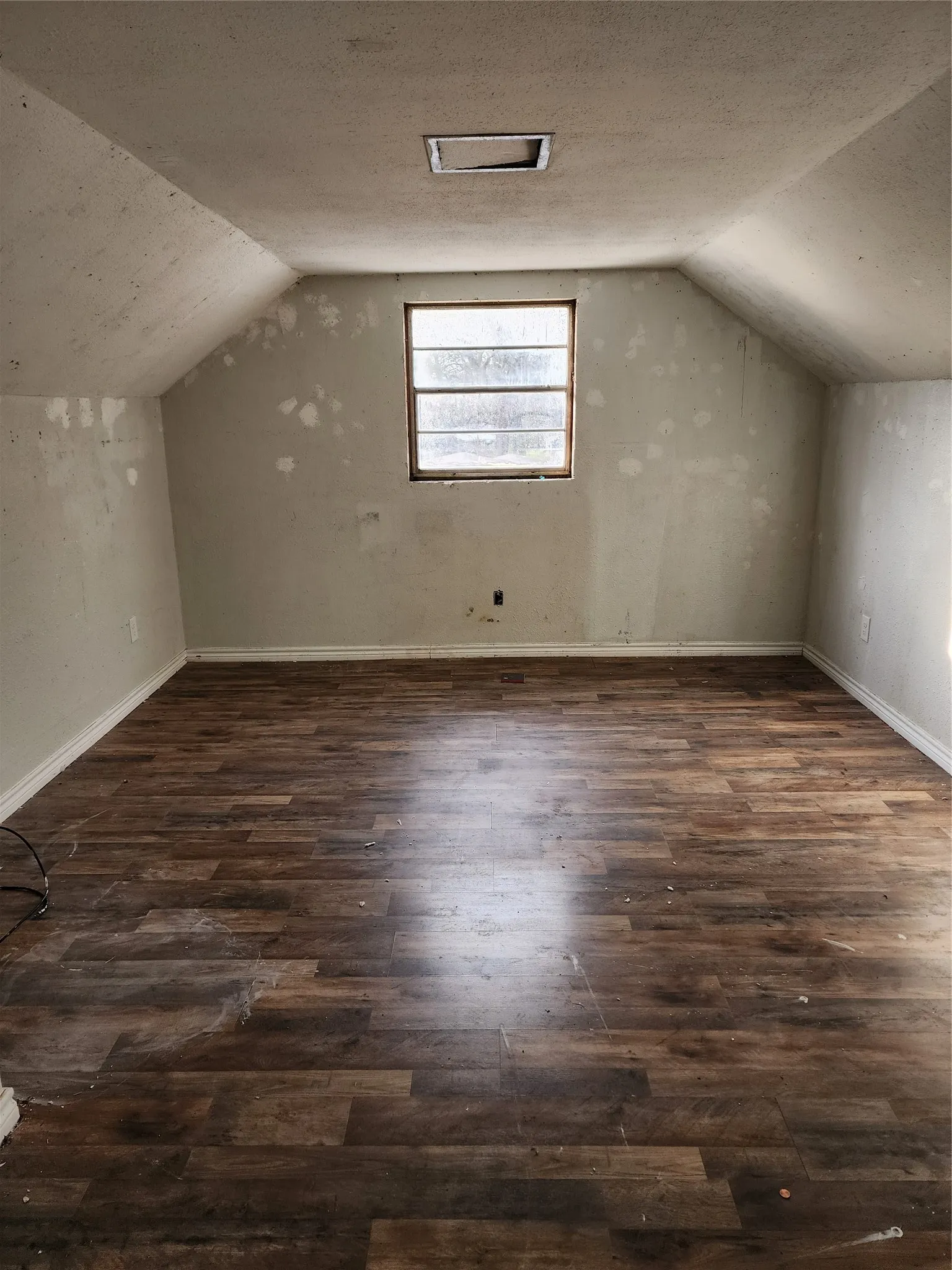 Single Family Residence For Sale in Henderson County , 121 Dardenwood Way, Payne Springs, Texas 75156, 4 Bedroom, 1 Bathroom, Garage spaces, 2,400 Sqft, built in 1965, Price $149,000, mls#21365885, Real Estate Agent in Payne Springs, Homes For Sale in Henderson county, Homes For Sale in Payne Springs, Realtor in Payne Springs Texas, Real Estate Brokerage Independent Realty Texas, Luminita Cordes Realtor