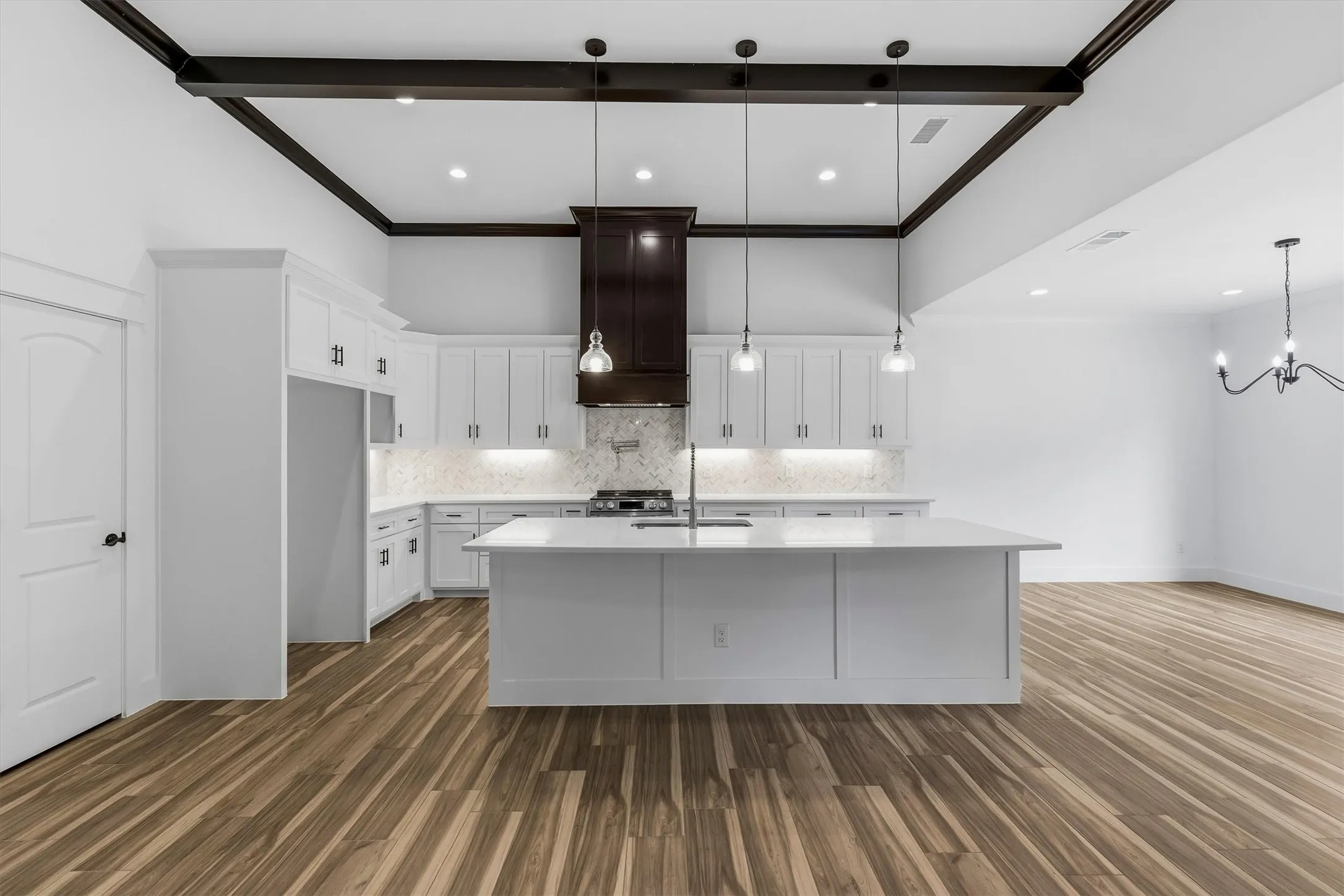 Large island with plenty of room for seating