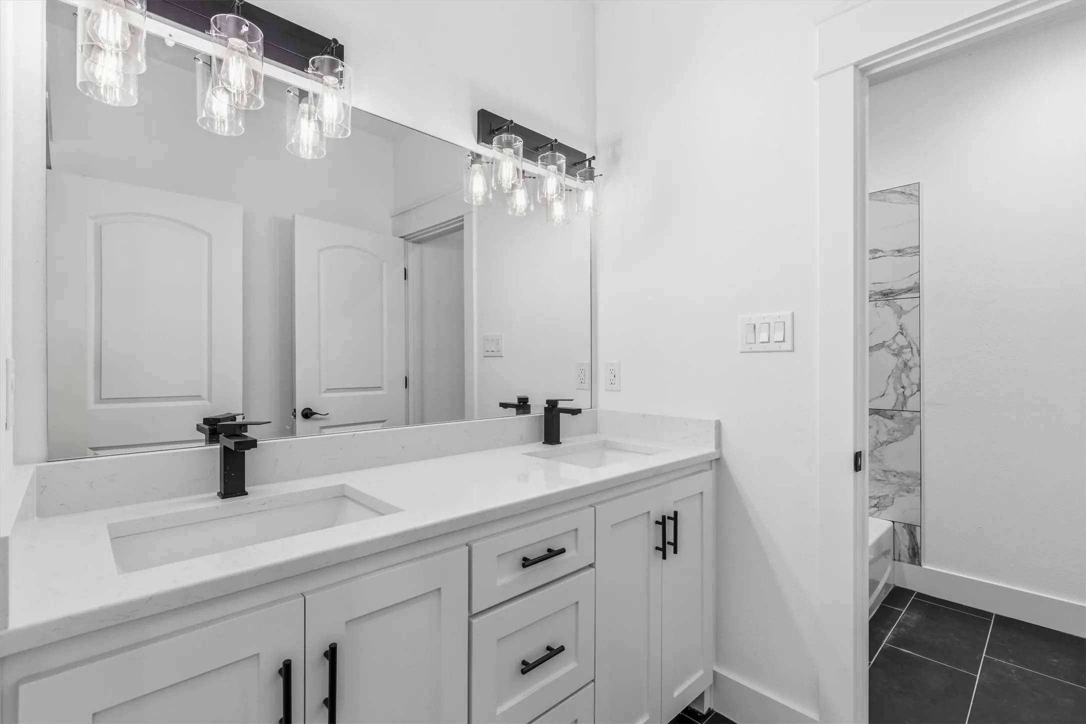 Hollywood bath with dual sinks